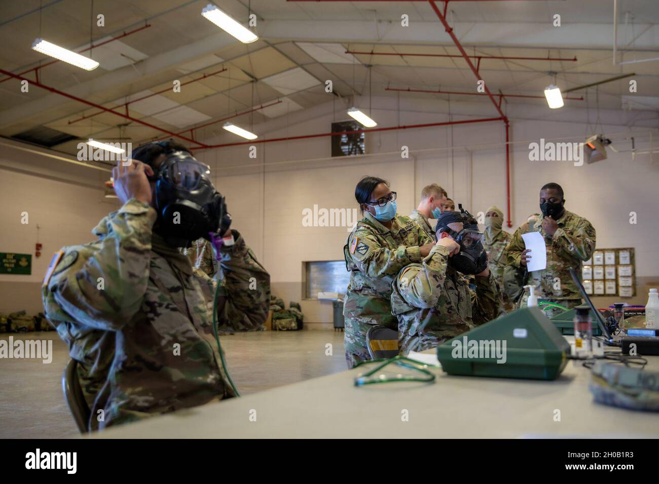 I soldati della 114th Military Police Company, la guardia nazionale dell'esercito del Mississippi, controllano la durata delle loro maschere di gas M50 rilasciate alla loro Armory in Clinton, Miss., 14 gennaio 2021. Il 114th MP Co. Si sta preparando a dispiegarsi a Washington, D.C. come Capitol Response per la 59th Inaugurazione Presidenziale. Foto Stock