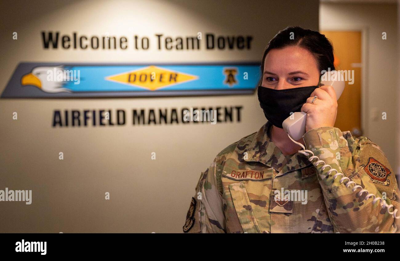 Senior Airman Kristina Grafton, 436esimo supervisore operazioni di gestione del campo aereo Squadron, testa il telefono di base in caso di crash alla base dell'aeronautica militare di dover, Delaware, 14 gennaio 2021. Grafton gestisce le operazioni del campo aereo, che comprendono il coordinamento con gli ingegneri civili, la sicurezza, il controllo del traffico aereo e varie altre agenzie di base per garantire la sicurezza delle operazioni degli aeromobili all'interno del campo aereo di dover AFB. La direzione del campo aereo è responsabile dell'esecuzione di test giornalieri della rete telefonica d'urto. Foto Stock