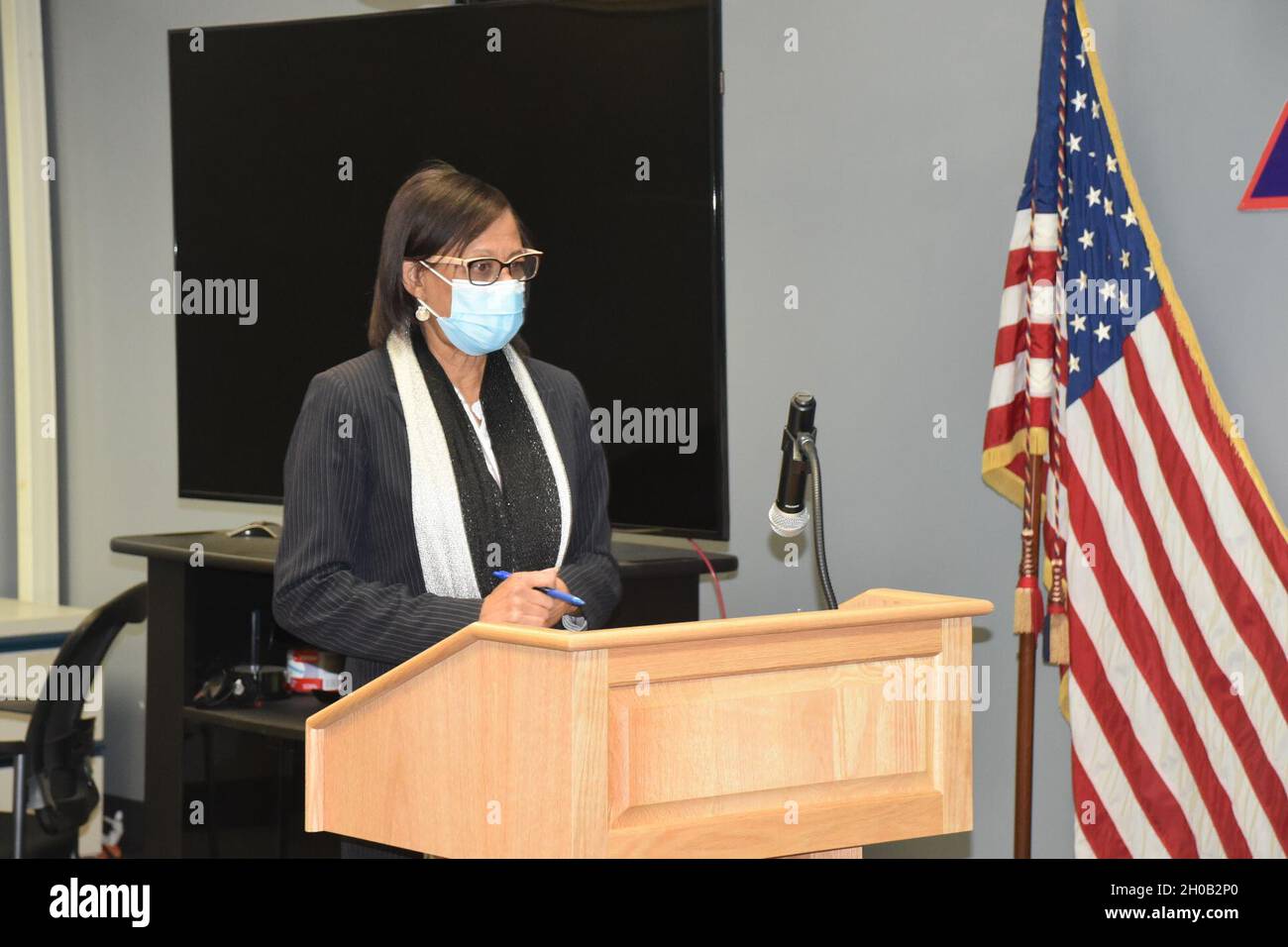 Steven Leehe presenta il dottor Sharon Whitehurst-Payne con una moneta di comando il 14 gennaio dopo il 35° annuale Commemoration del Dr. Martin Luther King di FRCSW. Il Dr. Whitehurst-Payne è stato relatore ospite dell’evento e ha parlato dell’importanza del volontariato e del successo. Foto Stock