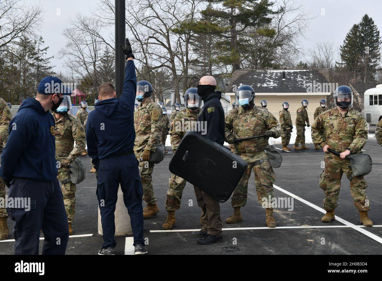 Guilderland N.Y., i membri del 2-101st CAV da Western New York partecipano ad un addestramento di base di 2 giorni di controllo della sommossa alla New York state Correctional Services Training Academy 15 gennaio 2021. Gli istruttori del quartier generale della polizia dello stato di New York Albany New York hanno dimostrato tecniche di disturbo civile per gestire agitatori o riunioni di massa e come affrontarle in modo appropriato. I soldati sono su chiamata per assistere la capitale dello Stato di New York Foto Stock