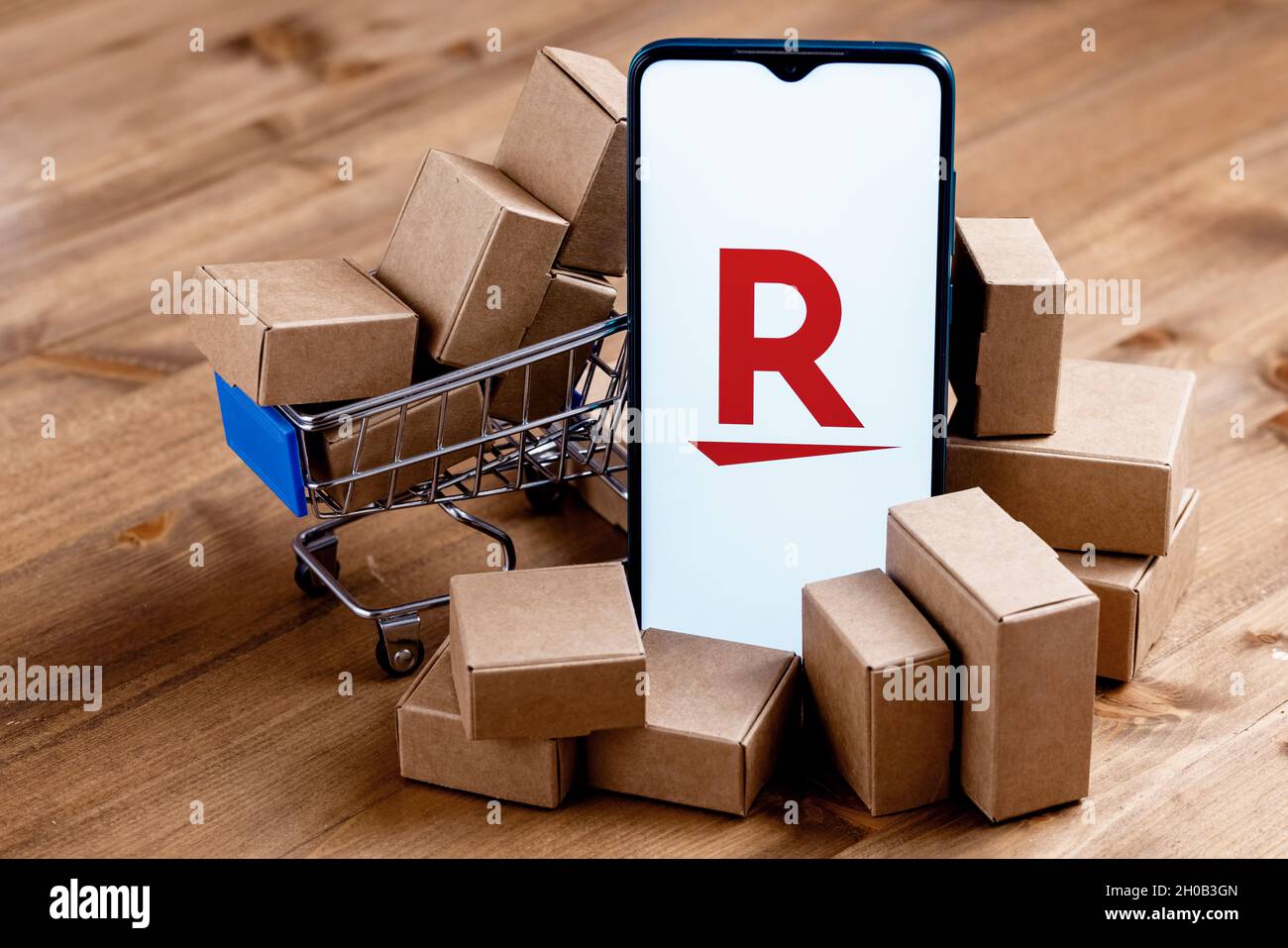 Rakuten Group è un'azienda giapponese di commercio elettronico e di vendita al dettaglio online. Smartphone con logo Rakuten sullo schermo, carrello e pacchi. Foto Stock