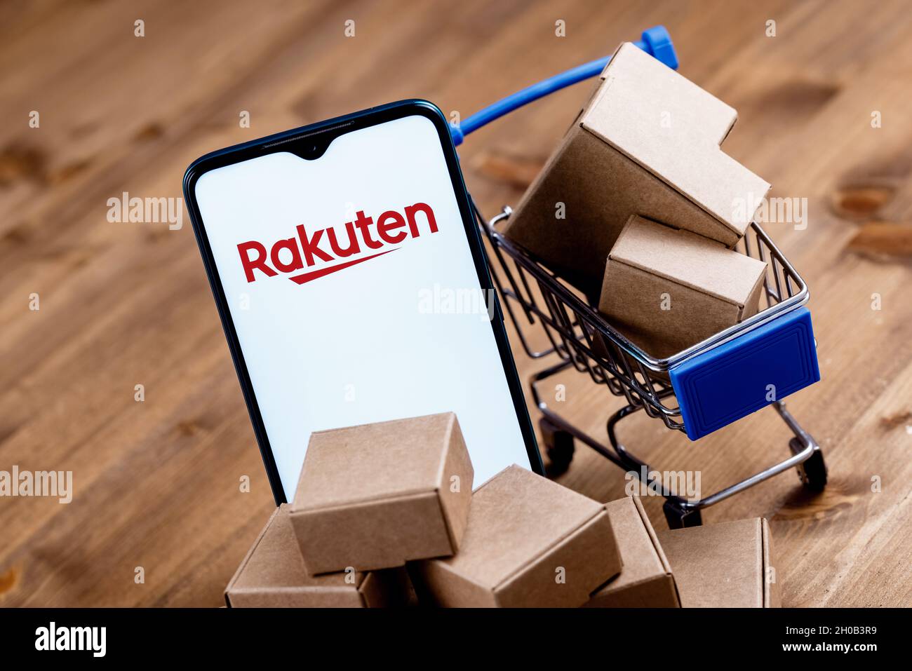 Rakuten Group è un'azienda giapponese di commercio elettronico e di vendita al dettaglio online. Smartphone con logo Rakuten sullo schermo, carrello e pacchi. Foto Stock