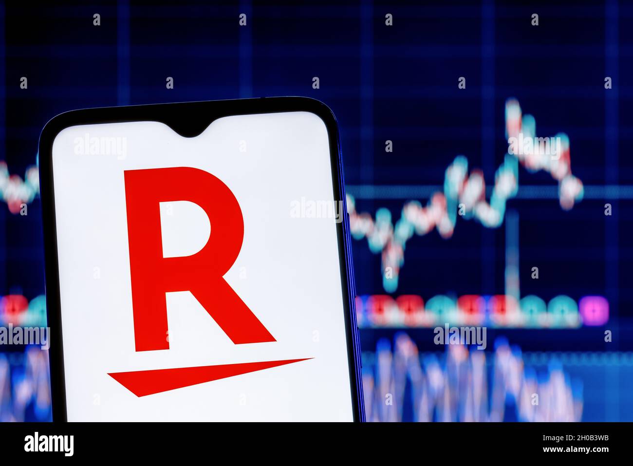 Rakuten Group è un'azienda giapponese di commercio elettronico e di vendita al dettaglio online. Smartphone con logo Rakuten sullo sfondo del cartellone. Foto Stock