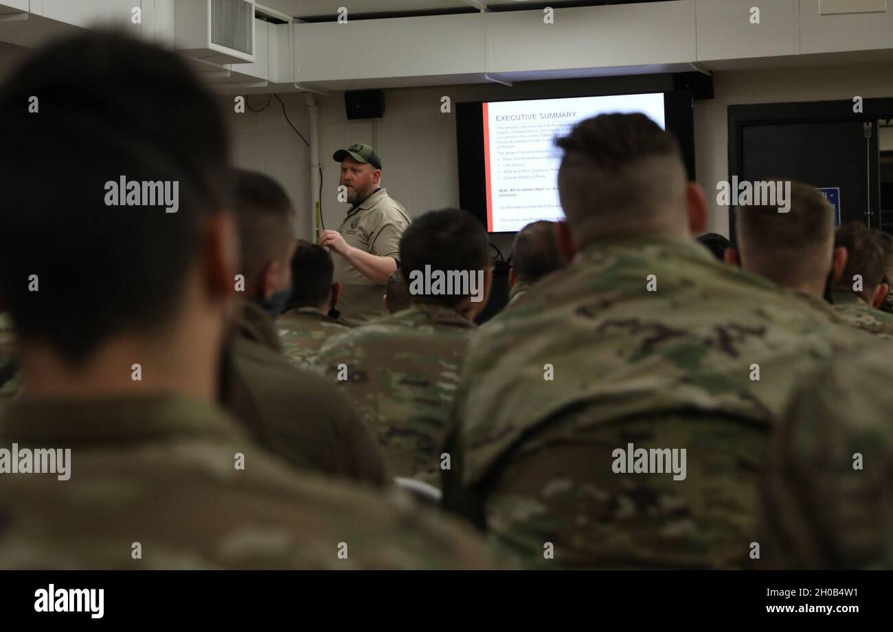 Un istruttore di Booz Allan Hamilton, un'organizzazione che fornisce formazione in guerra asimmetrica, fornisce un briefing contro il dispositivo di esplosione improvvisata (IED) ai soldati della truppa B, 1-94th Cavalry Squadron a Camp Ripley il 15 gennaio 2021. Questi soldati stanno ricevendo questa classe come parte della loro formazione prima di unirsi Citizen-Soldiers e Airmen provenienti da tutta la nazione che sono stati autorizzati a fornire sicurezza, comunicazioni, evacuazione medica e altro supporto alle autorità civili durante il 59th Presidential Inauguration a Washington D.C. (Minnesota Foto Stock