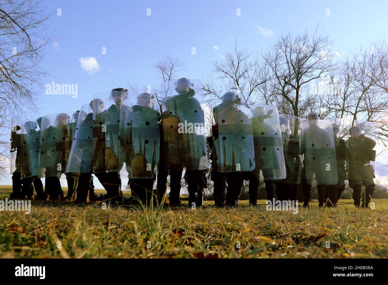 I membri della 174a Air Defense Artillery Brigade si allenano sulle operazioni di disturbo civile 15 gennaio 2021, presso il Centro di addestramento congiunto di Camp Sherman a Chillicothe, Ohio. I soldati si stavano preparando per la loro missione di forza pronta a proteggere l'Ohio, i suoi cittadini, ed edifici pubblici e proprietà in previsione di potenziali dimostrazioni pubbliche relative all'inaugurazione presidenziale degli Stati Uniti il 20 gennaio. Foto Stock