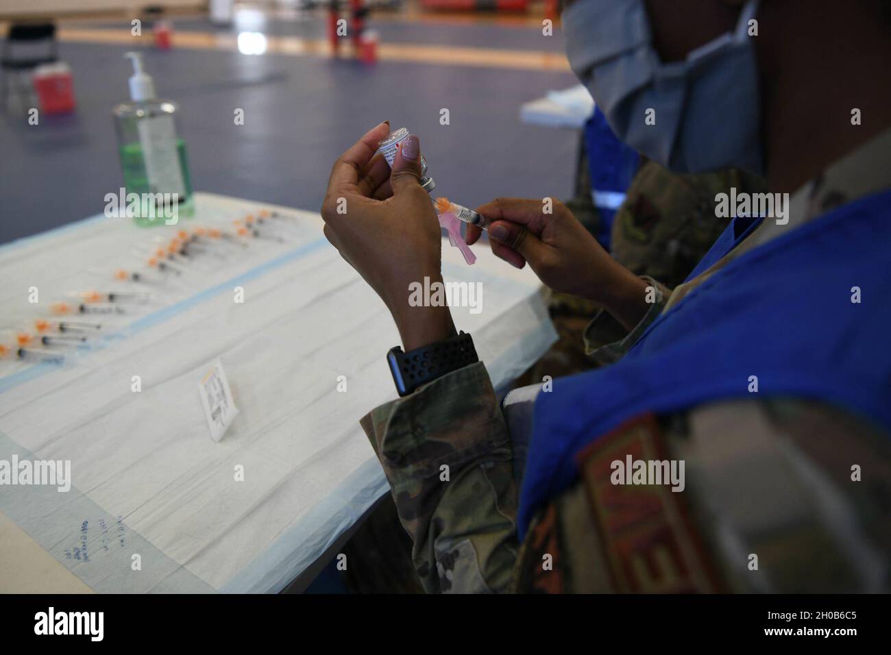 Un Airman del 325th Medical Group prepara una siringa con il vaccino COVID-19 alla base dell'aeronautica di Tyndall, Florida, il 15 gennaio 2021. Il vaccino COVID-19 è completamente volontario tra i membri del servizio e la decisione di opt-in o out può essere presa in qualsiasi momento. Foto Stock