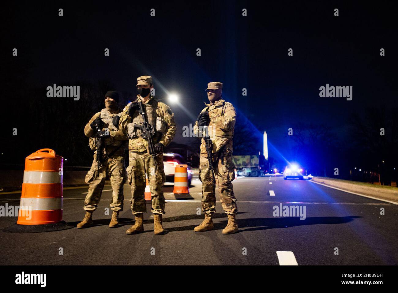 Esercito degli Stati Uniti Pvt. Levi Engle, sinistra, e l'esercito degli Stati Uniti PFC. Kameron Weinberg, centro, e Arion Brooks, artiglieri con il 108th Field Artillery Regiment della Pennsylvania Army National Guard, un punto di controllo del traffico a Washington, D.C., 16 gennaio 2021. I soldati della Guardia Nazionale e gli Airmen di diversi stati si sono recati a Washington per fornire supporto alle autorità federali e distrettuali che hanno portato alla 59a Inaugurazione Presidenziale. Foto Stock