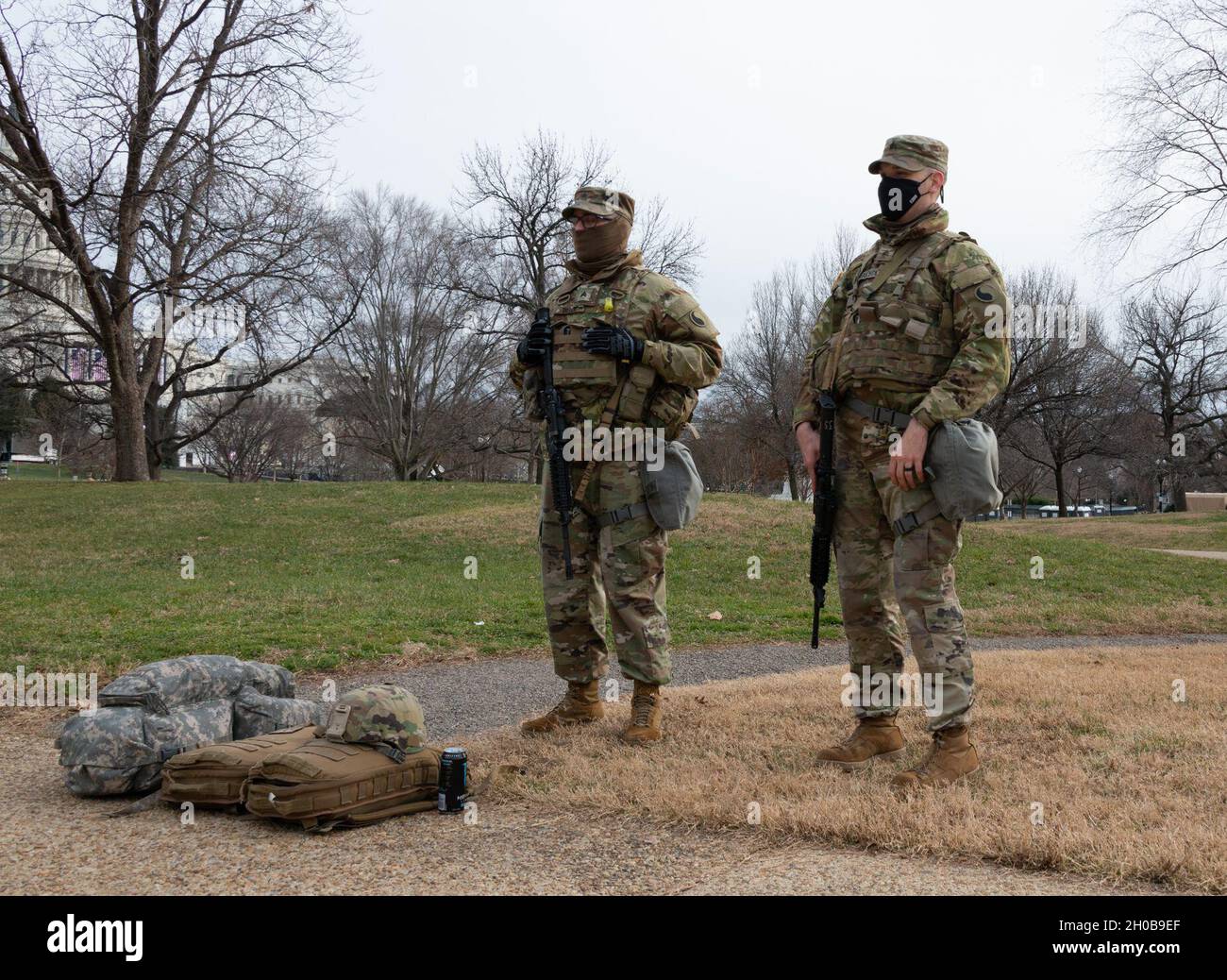 Soldati dell'esercito degli Stati Uniti assegnati alla truppa bravo della Guardia Nazionale della Virginia, 2° Squadron, 183° Reggimento Cavalleria, 116° Guardia di combattimento della squadra di fanteria Brigata, 16 gennaio 2021, a Washington, I soldati della Guardia Nazionale del D.C. e gli Airmen di diversi stati si sono recati a Washington per fornire supporto alle autorità federali e distrettuali che hanno portato alla 59a Inaugurazione Presidenziale. Foto Stock