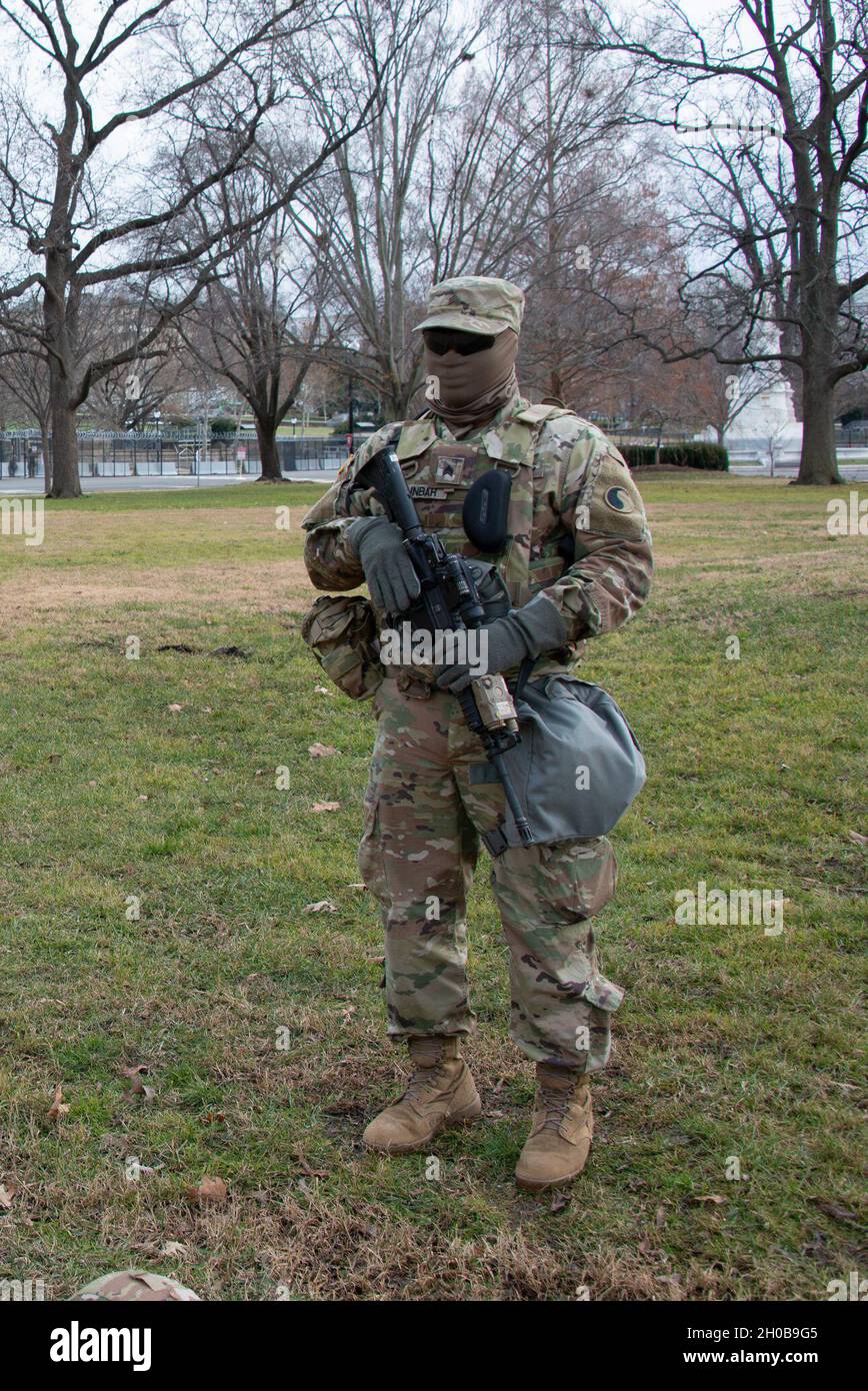 Soldati dell'esercito degli Stati Uniti assegnati alla truppa bravo della Guardia Nazionale della Virginia, 2° Squadron, 183° Reggimento Cavalleria, 116° Guardia di combattimento della squadra di fanteria Brigata, 16 gennaio 2021, a Washington, I soldati della Guardia Nazionale del D.C. e gli Airmen di diversi stati si sono recati a Washington per fornire supporto alle autorità federali e distrettuali che hanno portato alla 59a Inaugurazione Presidenziale. Foto Stock