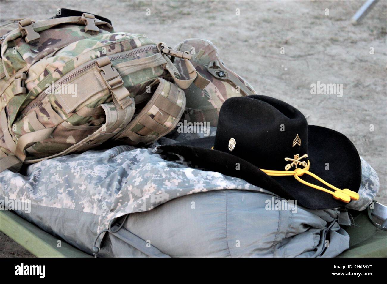 Questo sergente del primo squadrone della Guardia Nazionale della California, diciottesimo reggimento di Cavalleria, non va mai da nessuna parte senza il suo marchio Stetson. La sua unità è attualmente assegnata come forza di reazione rapida alla Joint Forces Training base Los Alamitos, se necessario per sostenere le autorità civili in merito alla prossima Inaugurazione Presidenziale, 16 gennaio 2021. Foto Stock