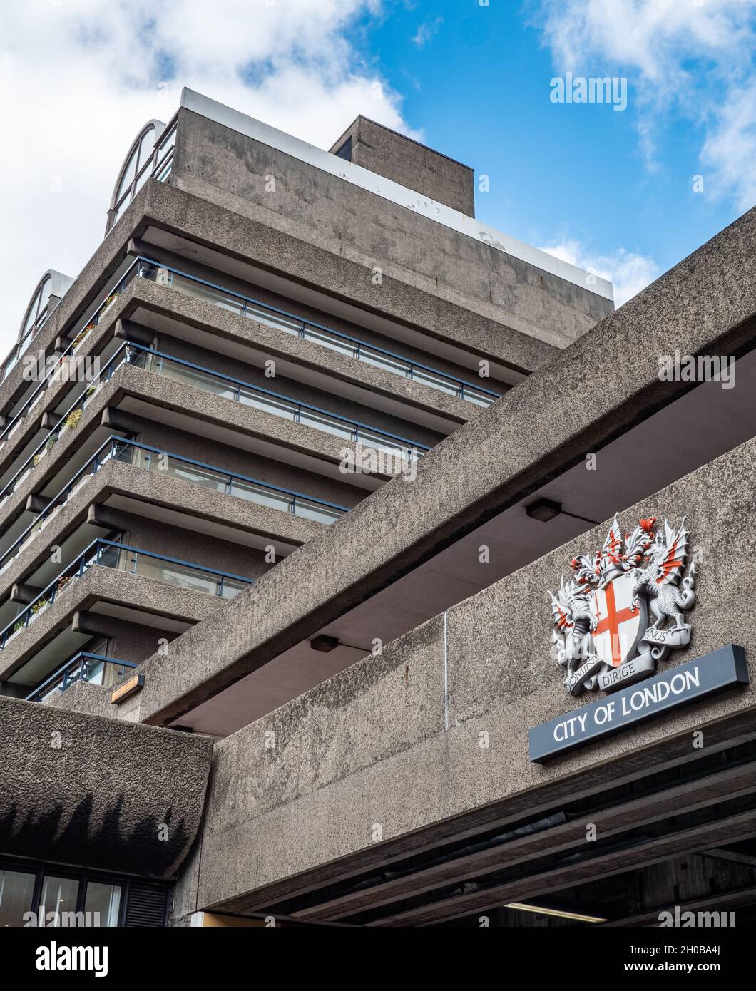 The Barbican Estate, Londra. L'iconica architettura brutalista in cemento del centro cittadino nel cuore della City of London, EC1. Foto Stock