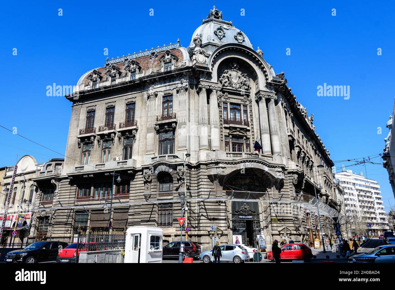 Bucarest, Romania - 5 giugno 2021: Vecchi edifici nel centro storico in una soleggiata giornata estiva Foto Stock