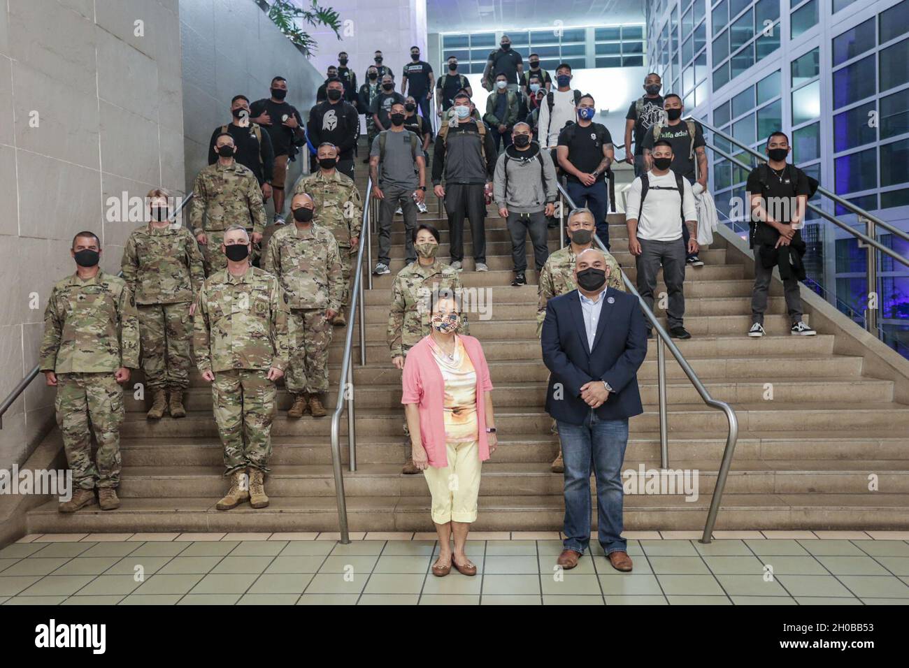 Gov. Lou Leon Guerrero e il Lt. Gov. Josh Tenorio, di fronte, con il team di comando della Guam National Guard, mandò i membri della Capitol Response Mission della Guardia all'A.B. ha vinto l'Aeroporto Internazionale di Pat il 17 gennaio. L'unità di dimensioni plotoniche si unirà a 20,000 truppe di Guardia provenienti da tutti i 54 stati e territori per salvaguardare l'inaugurazione presidenziale del 20 gennaio. Foto Stock