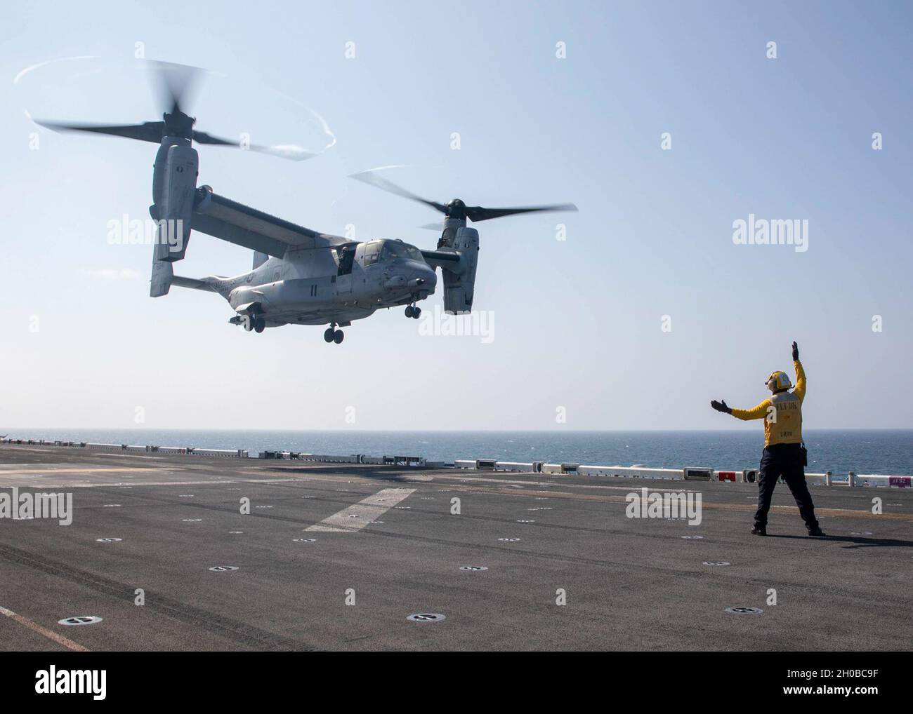 OCEANO INDIANO (Gen. 17, 2021) – Justin Tyler dirige un MV-22 Osprey, assegnato a Marine Medium Tiltrotor Squadron 164 (rinforzato), 15th Marine Expeditionary Unit, per atterrare sul ponte di volo trasportando il genere dell'esercito statunitense Stephen J. Townsend, comandante, U.S. Africa Command, Per un tour della nave d'assalto anfibio USS Makin Island (LHD 8). Il Makin Island Amphibious Ready Group e il 15° MEU stanno conducendo operazioni nell'area di responsabilità della 6a flotta degli Stati Uniti. Foto Stock