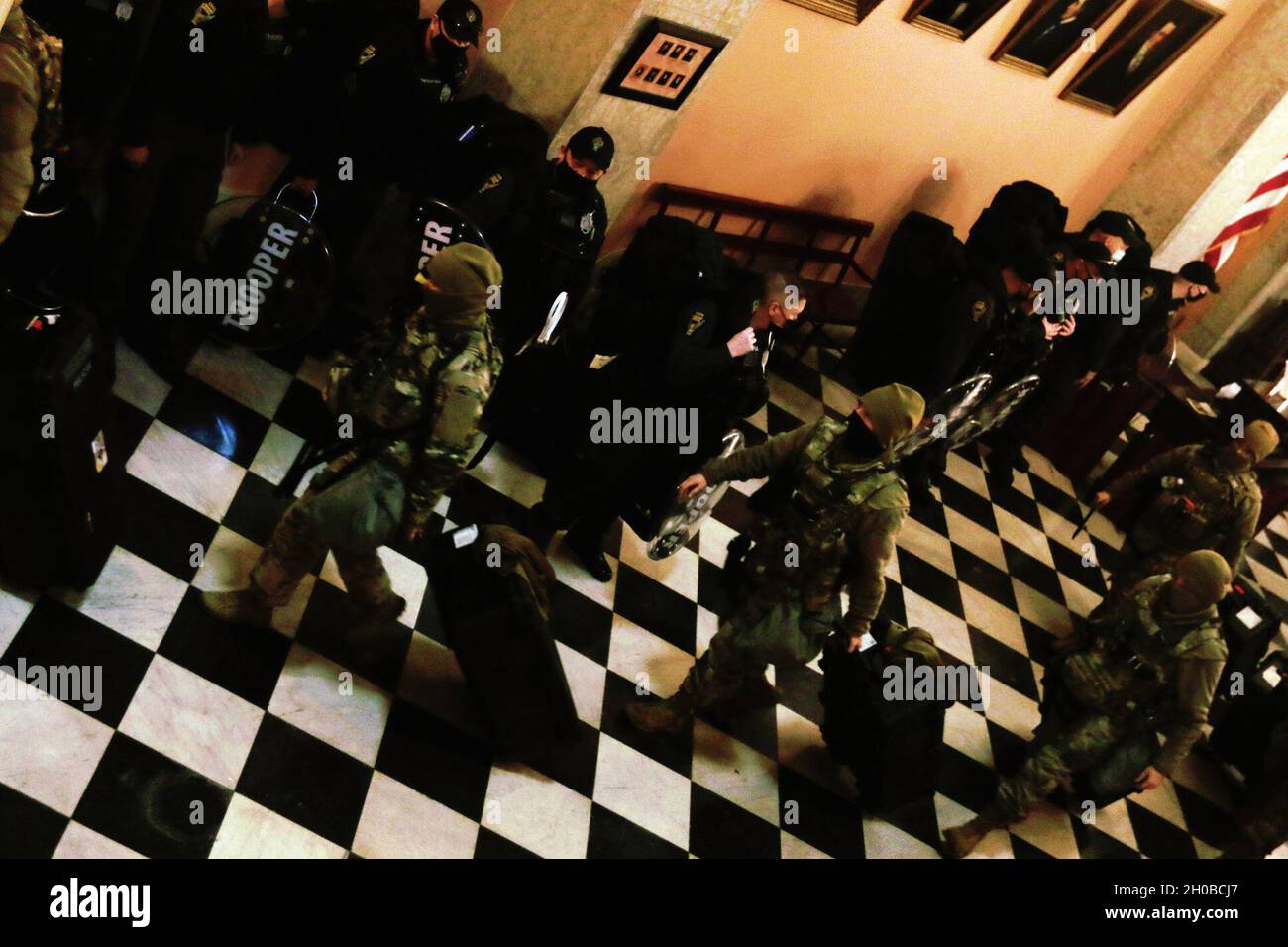 I soldati della polizia militare della Guardia Nazionale dell'Ohio camminano in archivio ad un posto fuori della Statehouse dell'Ohio il 17 gennaio 2021, a Columbus, Ohio. Diverse centinaia di membri della Guardia Nazionale dell'Ohio sono stati chiamati a dichiarare il dovere attivo di proteggere l'Ohio, i suoi cittadini, e gli edifici pubblici e la proprietà in previsione di potenziali dimostrazioni pubbliche relative all'inaugurazione presidenziale degli Stati Uniti il 20 gennaio. Foto Stock