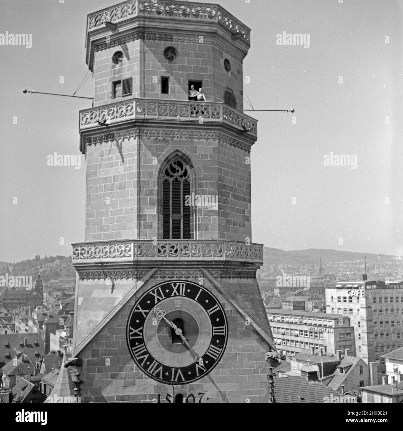 Blick auf den Glockenturm der Stiftskirche a Stoccarda, Deutschland 1930er Jahre. Vista la torre campanaria della chiesa Stiftskirche a Stoccarda, Germania 1930s. Foto Stock