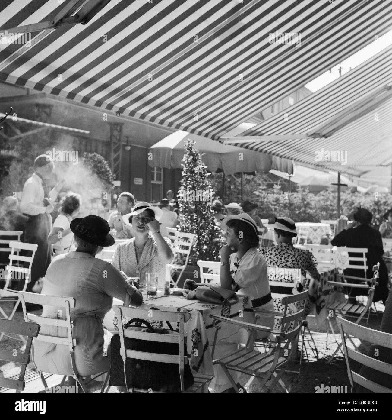 Menschen in einem Cafe a Stoccarda, Deutschland 1930er Jahre. La gente in un bar di Stoccarda, Germania 1930s. Foto Stock