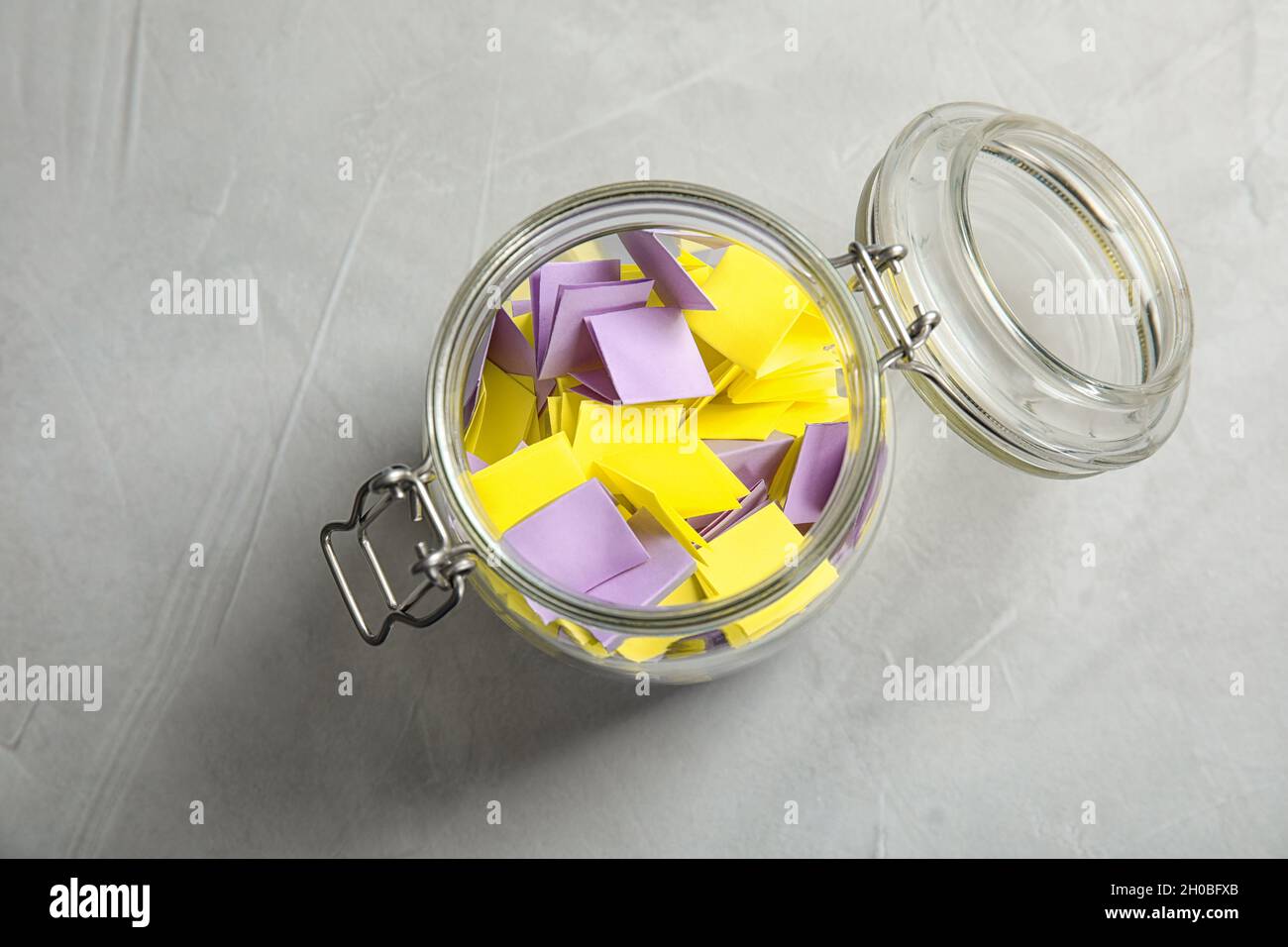 Pezzi di carta colorata per lotteria in vaso di vetro sul tavolo, vista  dall'alto Foto stock - Alamy