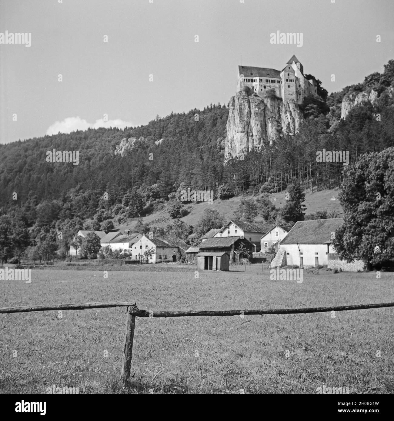 Die Burg Prunn bei Riedenburg im Altmühltal, Deutschland 1930er Jahre. Il castello di Prunn vicino a Riedenburg Altmuehltal valley, Germania 1930s. Foto Stock