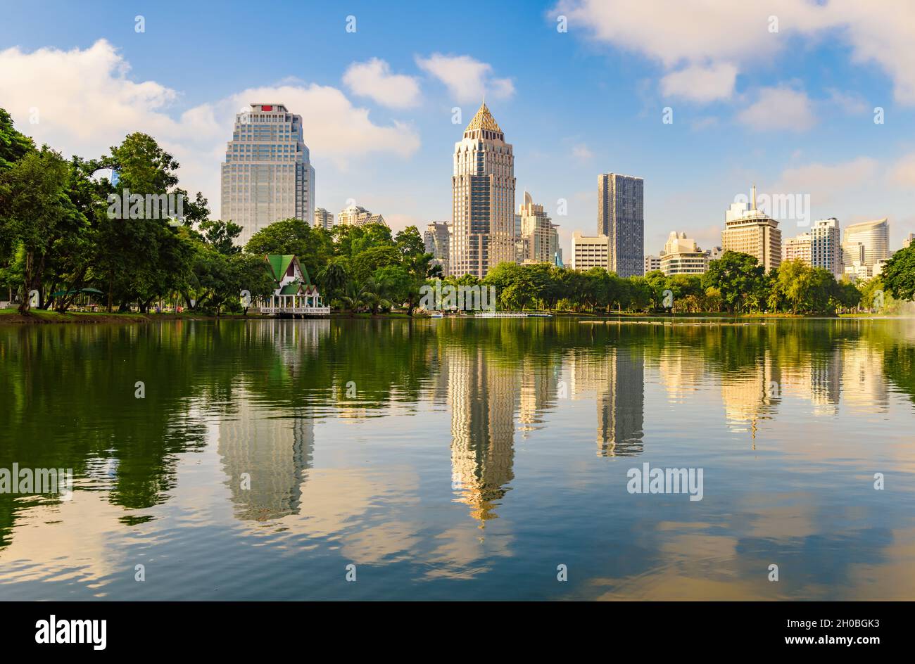 Bangkok, Thailandia - 19 ottobre 2017: Mattina di skyline grattacielo con riflessione. Foto Stock