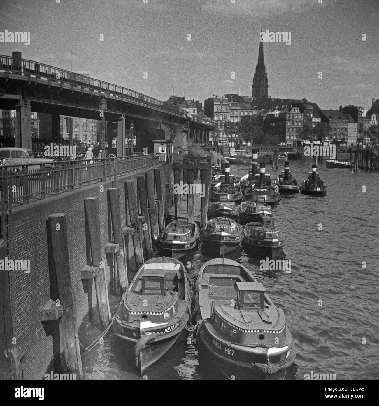 Schiffe im Hafen von Hamburg, un Land die Hochbahn und die San Nikolai Kirche, Deutschland 1930er Jahre. Delle navi nel porto di Amburgo con San Nikolai la chiesa in background, Germania 1930s. Foto Stock