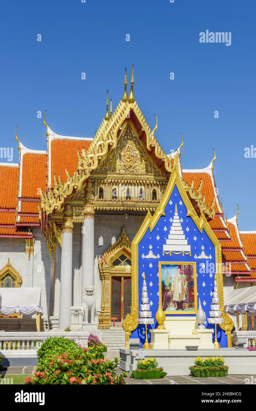 Bangkok, Tailandia - 19 Ottobre 2017: Wat Benchamabophit Dusitvanaram, noto come tempio in marmo con memoriale del Re Tailandese all'entrata. Foto Stock