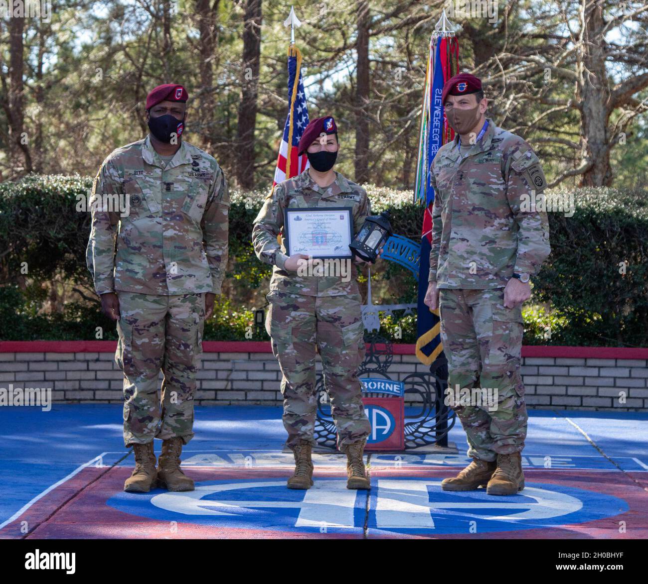 (Secondo da destra) PFC. Andra Mobley, 82nd Airborne Division Sustainment Brigade, è stato riconosciuto come un 82nd Airborne Division Volontario del quartiere da (far Left) Command Sgt. Il maggiore David Pitt, e (estrema destra) il maggiore Gen. Christopher Donahue, il Abn. 82. Div. Comando sergente maggiore e comandante generale, rispettivamente, su Fort Bragg, N.C., gennaio 19, 2021. Questa cerimonia ha riconosciuto sei diversi candidati della 82° Divisione Airborne per il loro servizio volontario a sostegno dei paracadutisti e delle loro famiglie. Foto Stock