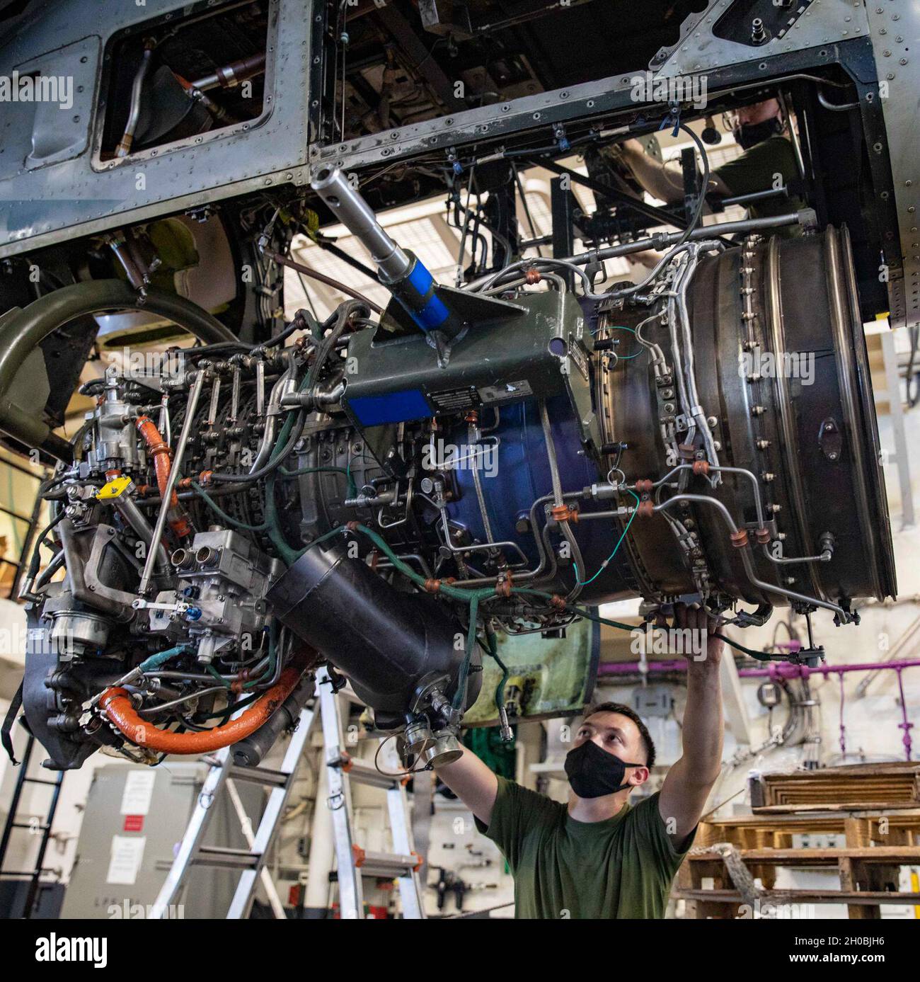 OCEANO INDIANO (Gen. 19, 2021) – la lancia del corpo marino degli Stati Uniti CPL. Nathaniel Hinkle, il fondo, e il personale Sgt. Joshua Pickins, entrambi i meccanici della linea di volo MV-22 Osprey assegnati a Marine Medium Tiltrotor Squadron 164 (rinforzato), 15° Marine Expeditionary Unit, rimuovono un motore da un Osprey a bordo della nave d'assalto anfibio USS Makin Island (LHD 8). Il Makin Island Amphibious Ready Group e il 15° MEU stanno conducendo operazioni nell'area di responsabilità della 6a flotta degli Stati Uniti. Foto Stock