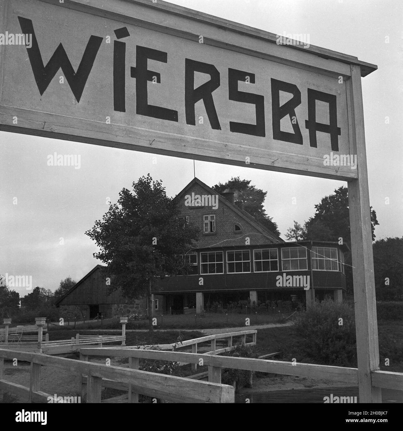 Ortsschild in Wiersba in Masuren in Ostpreußen, Deutschland 1930er Jahre. I limiti della città segno a Wiersba in Masuren in Ostpreußen, Deutschland 1930s. Foto Stock