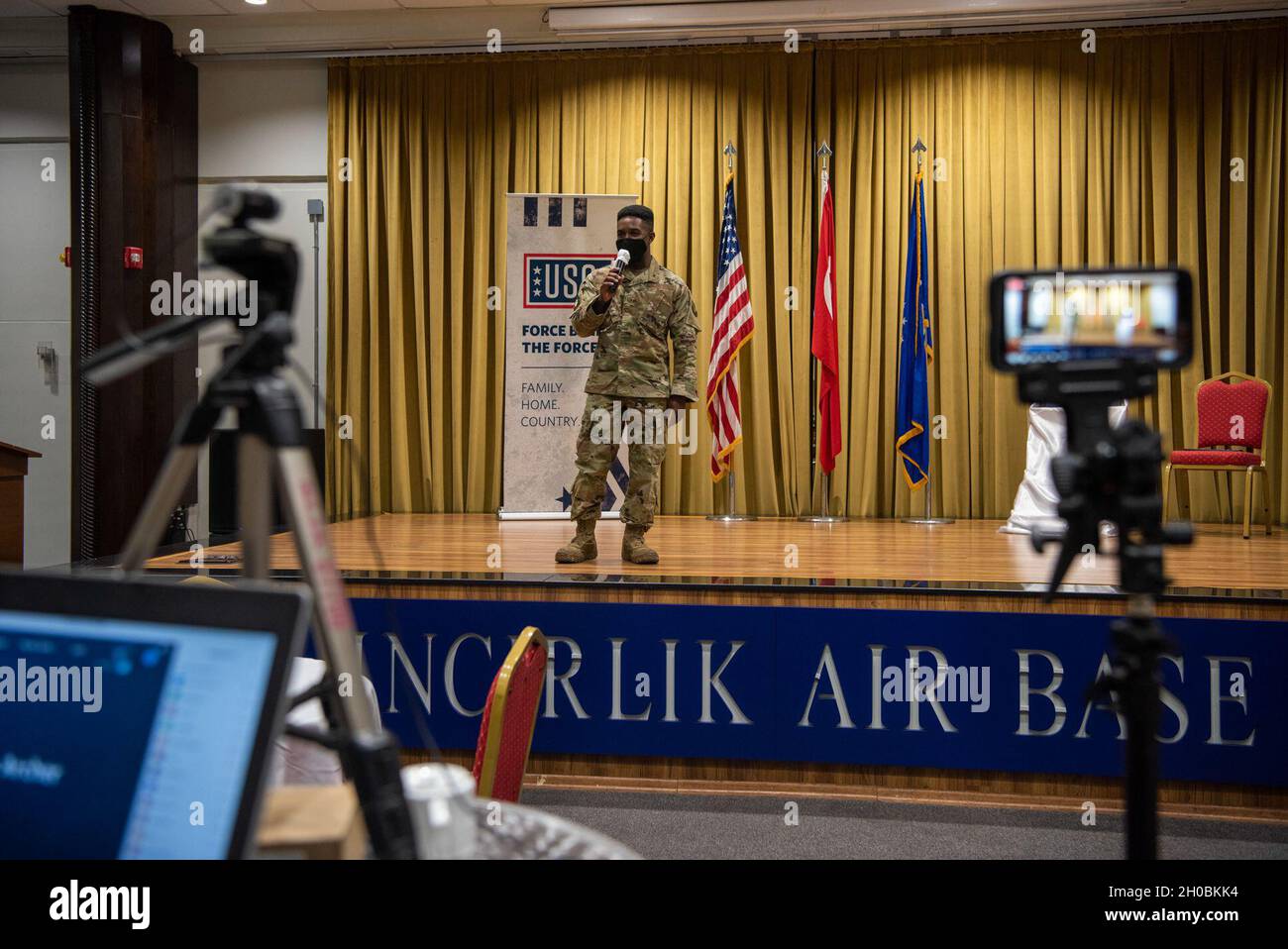 U.S. Air Force staff Sgt. Nigel Archer, 728esimo ispettore della garanzia di qualità Air Mobility Squadron, esprime le sue osservazioni dopo aver ricevuto il premio 2020 USO Airman of the Year durante una cerimonia alla Incirlik Air base, Turchia, 19 gennaio 2021. Archer è stato premiato per la sua risposta a un incidente stradale mentre si trovava in Honduras, dove lui e i suoi compagni di servizio degli Stati Uniti hanno aiutato a salvare una famiglia locale dal loro furgone rovesciato durante una tempesta. Foto Stock