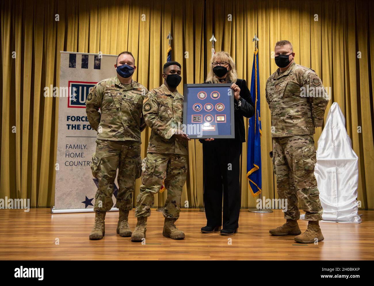 U.S. Air Force staff Sgt. Nigel Archer, 728esimo ispettore della garanzia di qualità Air Mobility Squadron, riceve il premio 2020 USO Airman of the Year durante una cerimonia alla Incirlik Air base, Turchia, 19 gennaio 2021. Archer è stato premiato per la sua risposta a un incidente stradale mentre si trovava in Honduras, dove lui e i suoi compagni di servizio degli Stati Uniti hanno aiutato a salvare una famiglia locale dal loro furgone rovesciato durante una tempesta. Foto Stock