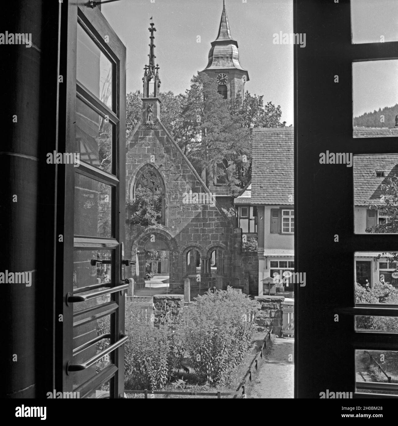 Blick auf die spätromanische Vorhalle, Das Paradies und die Klosterkirche di Herrenalb im Schwarzwald, Deutschland 1930er Jahre. Vista del tardo romanico sala denominata 'paradiso' e la Herrenalb minster, Foresta Nera, Germania 1930s. Foto Stock