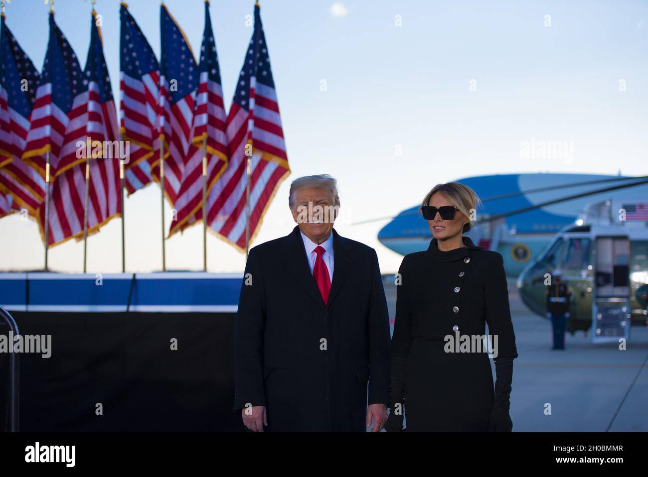 Il presidente Donald J. Trump saluta i partecipanti alla Joint base Andrews, Md., 20 gennaio 2021. Dopo il suo discorso di addio, Trump ha viaggiato con la sua famiglia a Palm Beach, Florida. Foto Stock