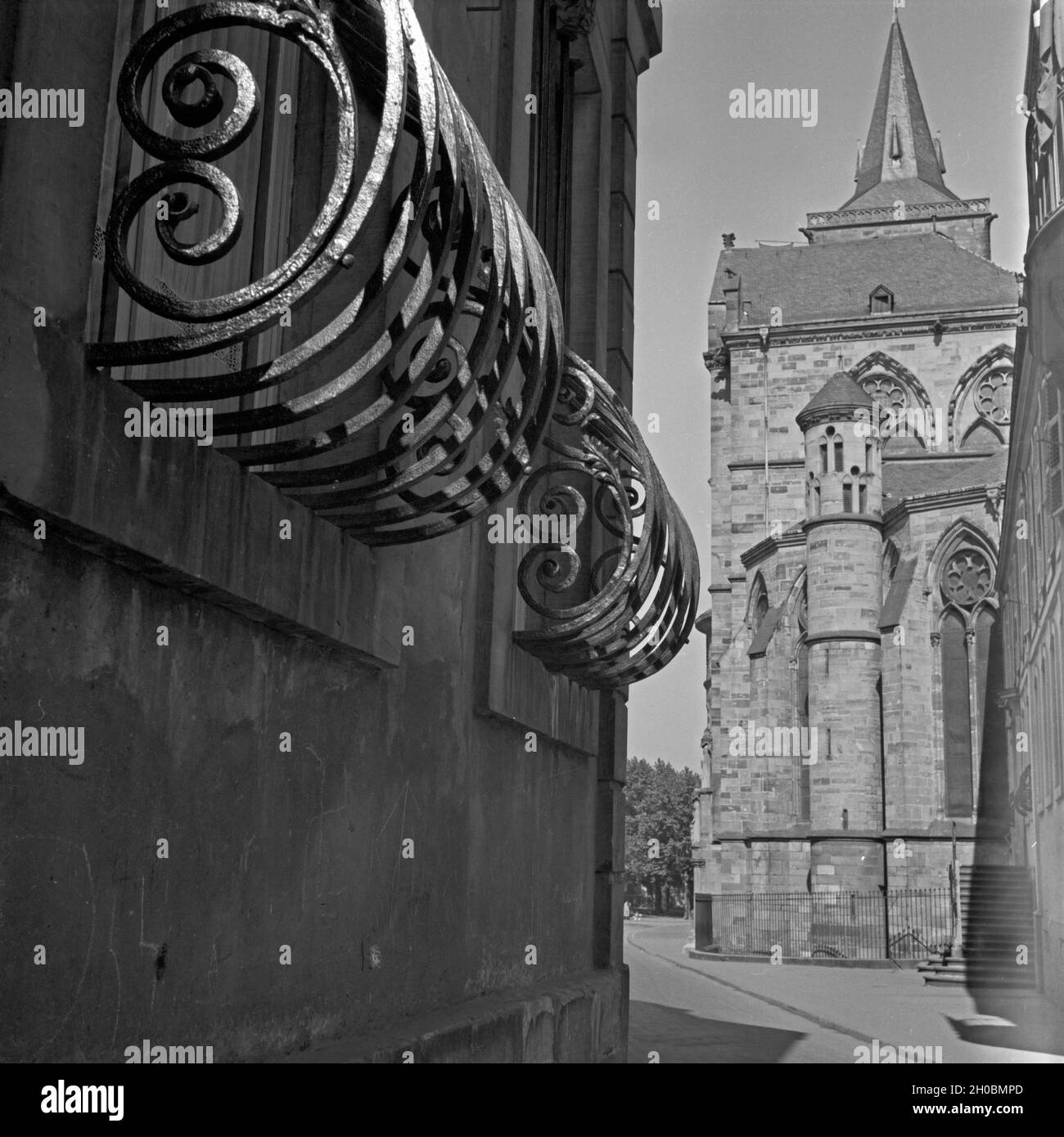 Blick durch eine kleine Gasse auf die Hohe Domkirche San Pietro a Treviri, Deutschland 1930er Jahre. Vista attraverso un piccolo vicolo alla Cattedrale di Treviri, Germania 1930s. Foto Stock