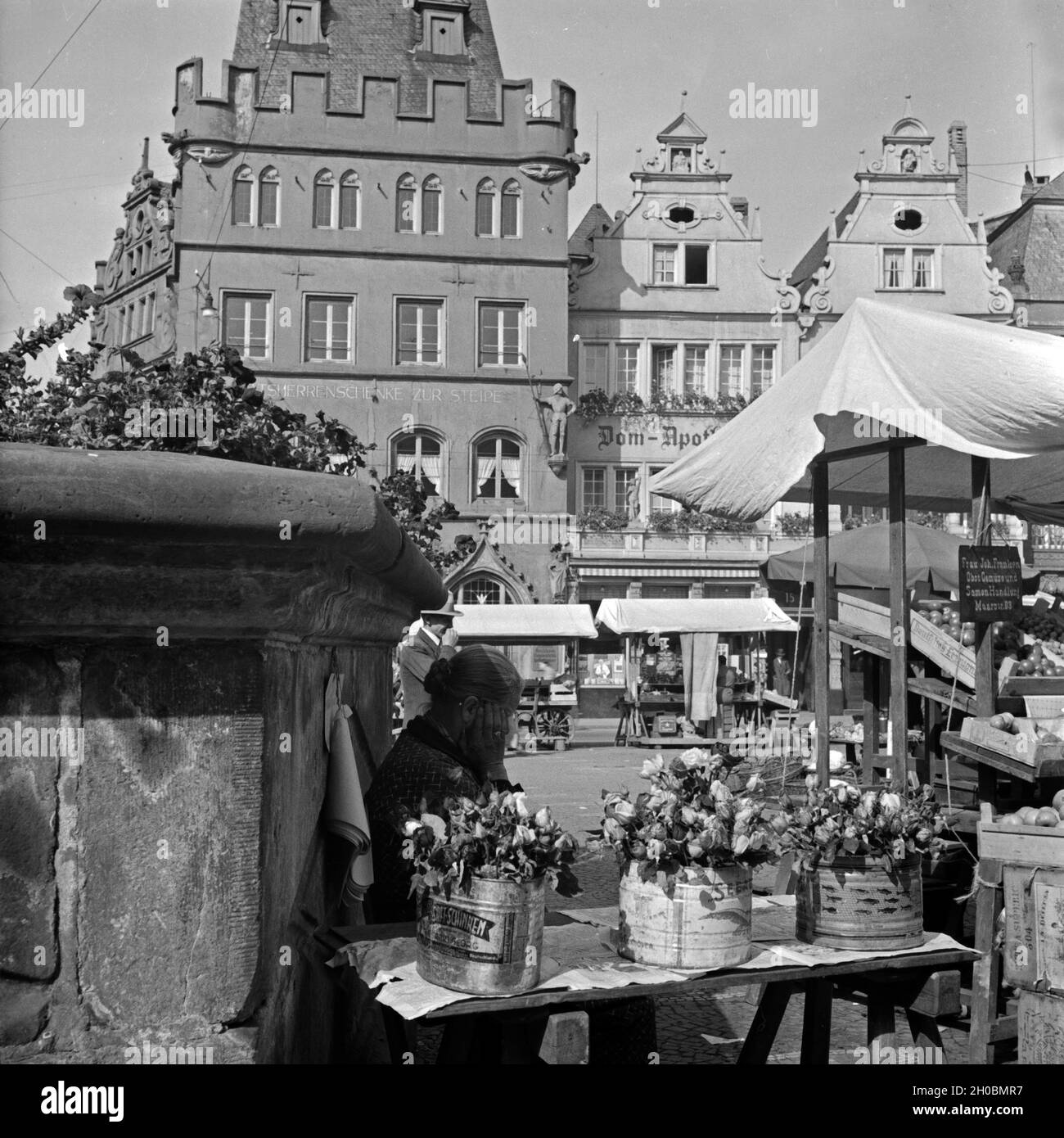 Die Ratsherrenschenke zur Steipe und die Dom Apotheke auf dem Marktplatz a Treviri, Deutschland 1930er Jahre. Inn 'Ratsherrenschenke' e una farmacia al mercato principale di Trier, Germania 1930s. Foto Stock