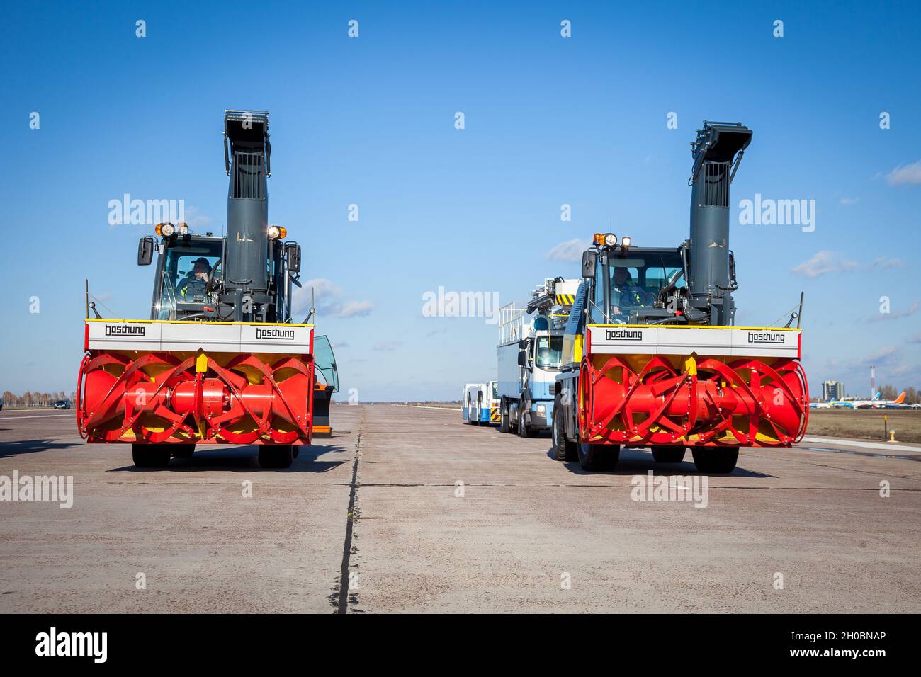Kiev, Ucraina - 5 novembre 2019: Jetbroom BOSCHUNG. Snowplow Snowbooster B6 Airport Division. Trattore Snowblow - veicoli speciali per uso generico. Auto per la pulizia di strade, strade e l'aeroporto dalla neve Foto Stock