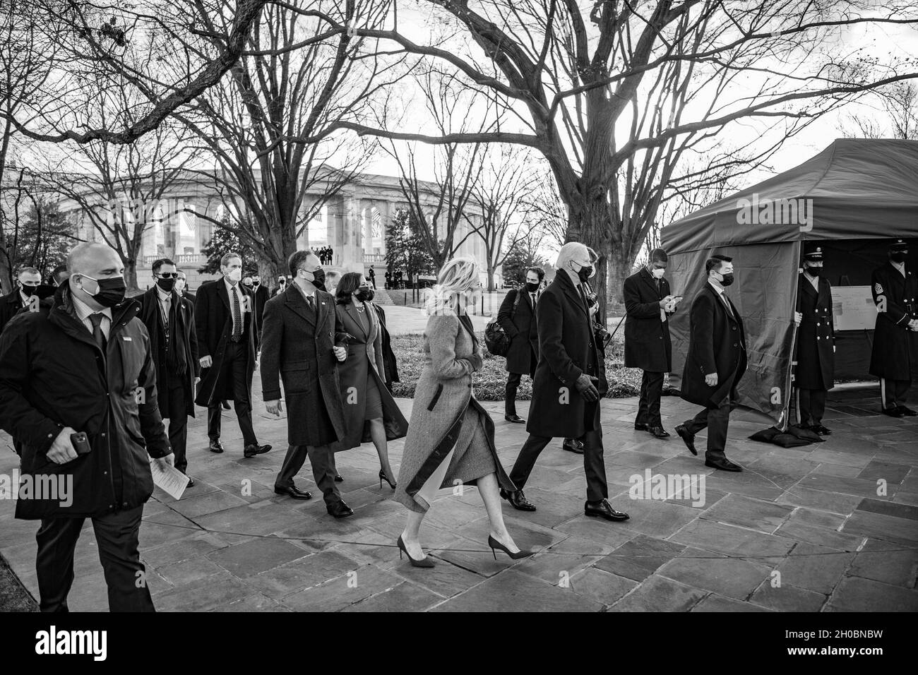 Il presidente Joseph R. Biden, Jr., la prima Signora Dr. Jill Biden, il vicepresidente Kamala Harris, e i secondi signori Douglas Emhoff partono dal cimitero nazionale di Arlington, 20 gennaio 2020. Biden e Harris hanno partecipato ad una cerimonia presidenziale di corone complete delle forze armate alla cerimonia di posa della corona alla tomba del Milite Ignoto al Cimitero Nazionale di Arlington. All'evento hanno partecipato ex presidenti Barack H. Obama, George W. Bush, William J. Clinton, e ex First Ladies Michelle Obama, Laura Bush, e l'ex Segretario di Stato Hillary Clinton. La cerimonia è stata ospitata dal generale dell'esercito degli Stati Uniti Omar Jones IV, comando Foto Stock