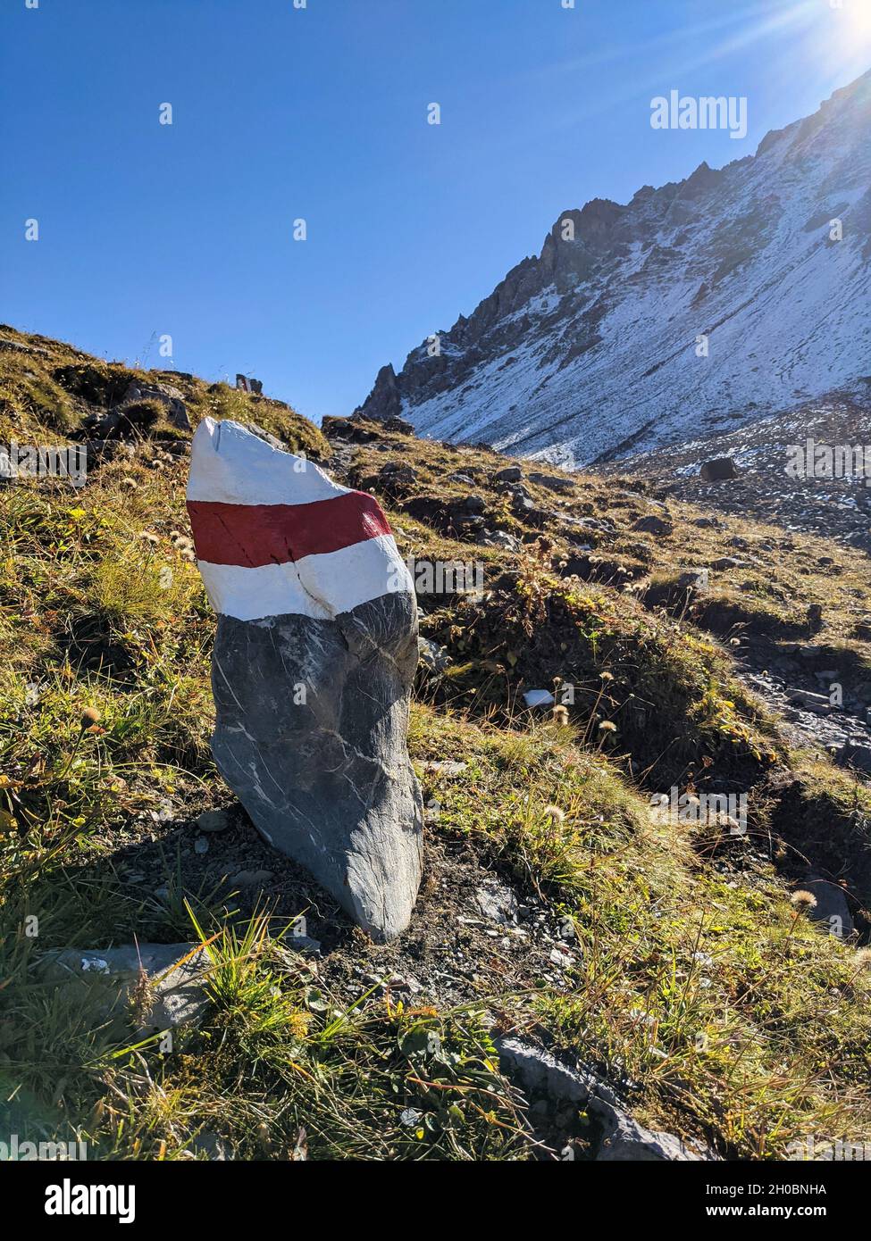 sentiero segno nei grigioni montagne. Sentiero escursionistico svizzero, rosso e bianco. Sentiero escursionistico in montagna. Ora di autunno Foto Stock