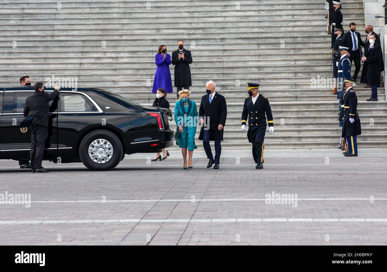 Il presidente Joseph R. Biden Jr. E la prima signora, il Dott. Jill Biden, sono scortati dal Major dell'esercito degli Stati Uniti. Gen. Omar J. Jones IV, comandando la forza di lavoro comune generale-la regione capitale nazionale dal Campidoglio degli Stati Uniti il 20 gennaio 2021, Washington, D.C. Foto Stock