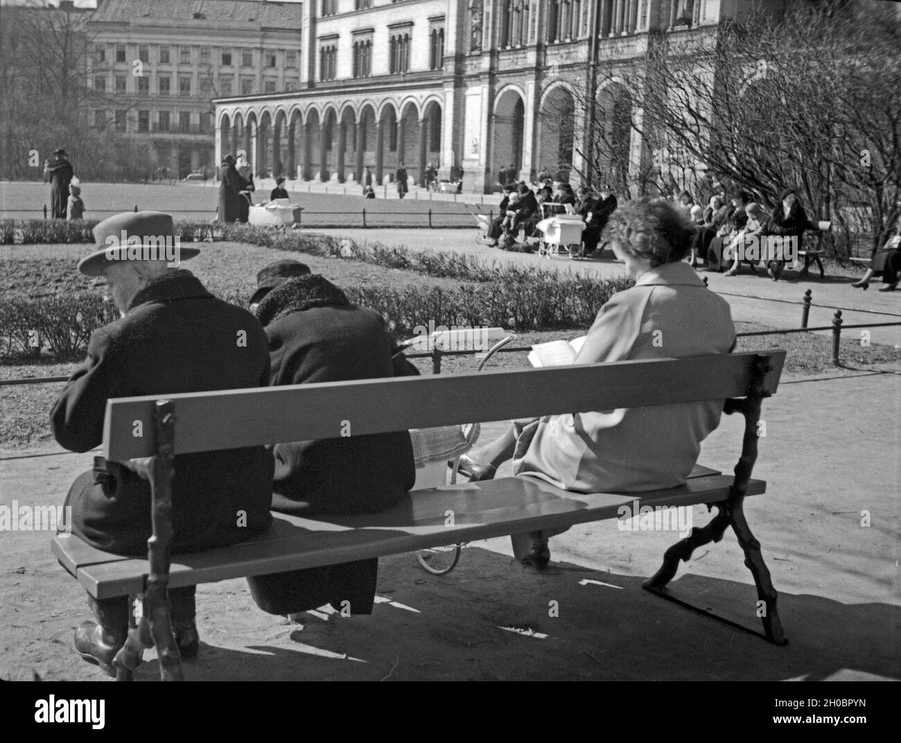 Menschen nehmen sich Die Zeit für ein Sonnenbad an der Neuen Universität di Königsberg, Ostpreußen 1930er Jahre. Le persone che hanno preso il tempo per prendere il sole vicino alla nuova università a Koenigsberg, Prussia orientale 1930s. Foto Stock
