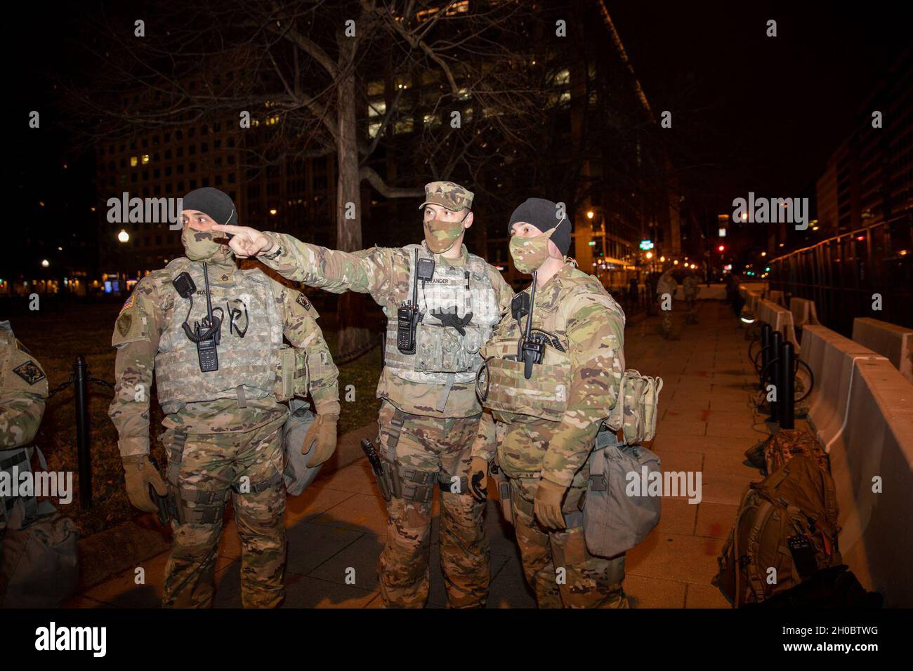 114th polizia militare leader dello staff Sgt. Ryan Rall, Sgt. Charles Alexander e il personale Sgt. Robert Reid discutere il posizionamento dei loro soldati intorno al perimetro al di fuori del Campidoglio degli Stati Uniti 20 gennaio 2021. Egli 114th MP Co. Operò a Washington, D.C. come Capitol Response per la 59th Presidential Inauguration. Foto Stock