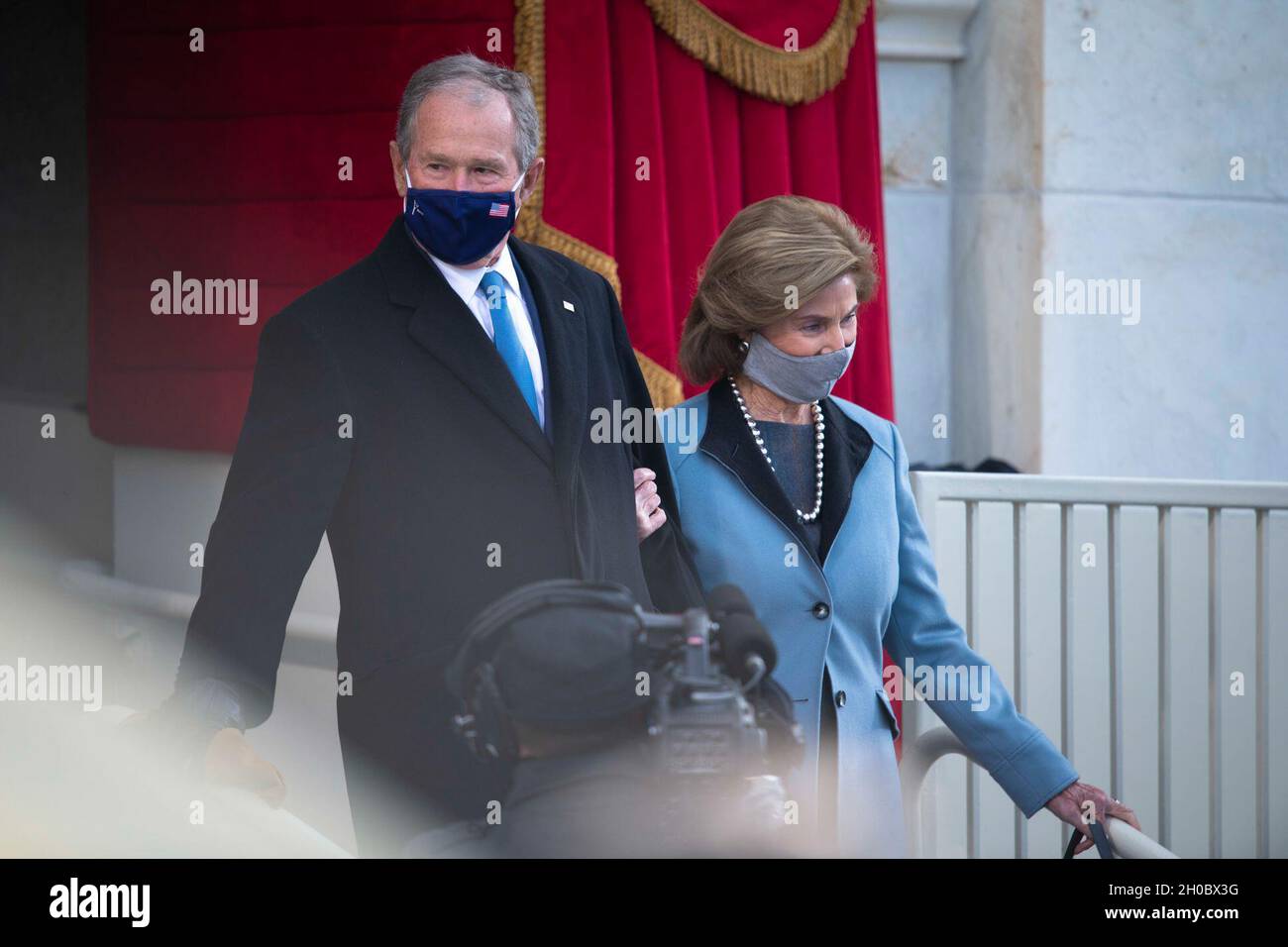 L'ex presidente George W. Bush e sua moglie Laura partecipano alla 59a cerimonia di inaugurazione presidenziale a Washington, 20 gennaio 2021. Il Presidente Joe Biden e il Vice Presidente Kamala Harris hanno prestato giuramento sul fronte occidentale del Campidoglio degli Stati Uniti. Foto Stock