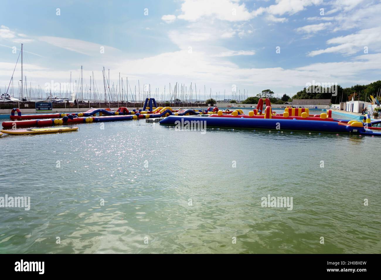 La piscina all'aperto con acqua di mare a Lymington Foto Stock