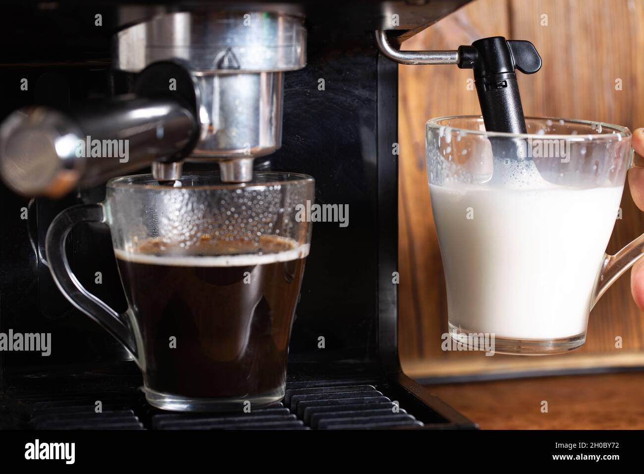 Schiumare e riscaldare il latte con il vapore in una macchina manuale per  cappuccinatore in cucina Foto stock - Alamy