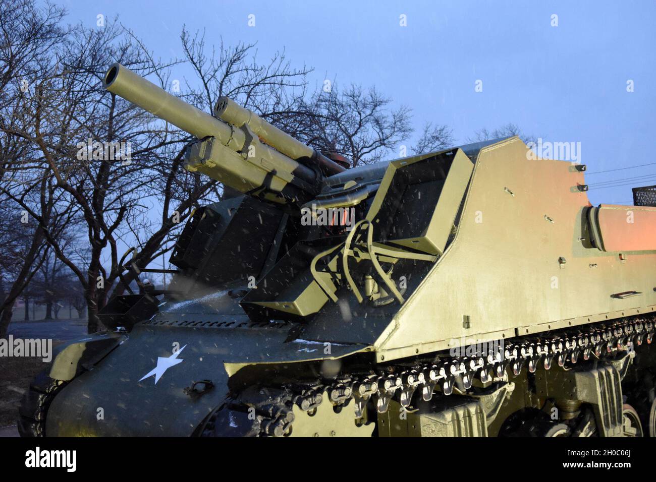 La 105 mm Howitzer Motor Carriage (HMC) M7, conosciuta anche come il “sacerdote” dagli inglesi, si trova di fronte a una tempesta di neve alla Joint base McGuire-Dix-Lakehurst, N.J., il 20 gennaio 2021. La M7 fu una pistola semovente di successo durante la seconda guerra mondiale Foto Stock