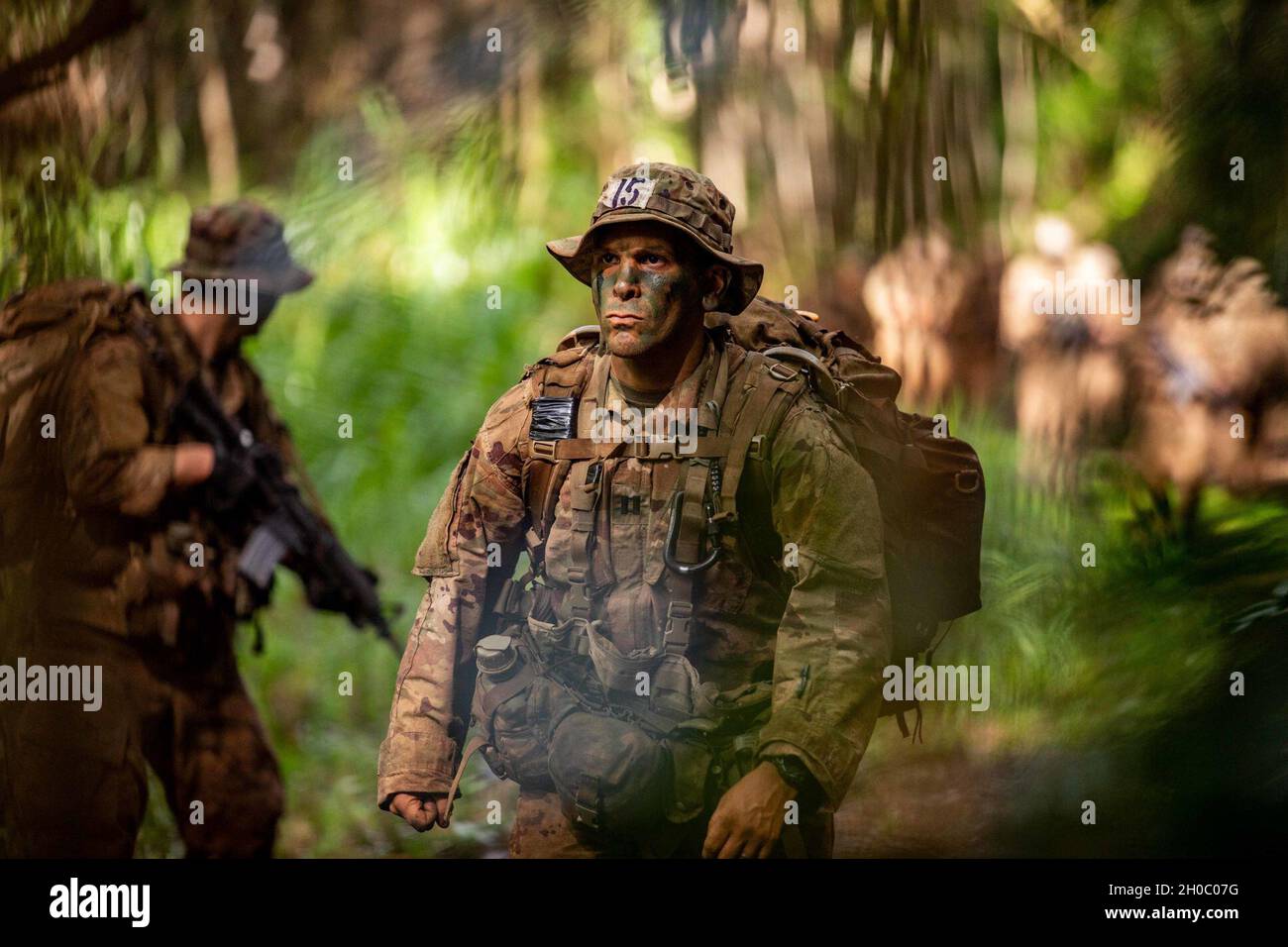 Cappellano David Derienzo da 325th Brigade Support Battaglione 3 ° infantry Brigade Combat Team, 25th Infantry Division manovre attraverso la giungla durante le corsie di pattuglia nella settimana finale del Jungle Operations Training Course (JOTC) a East Range, Hawaii il 20 gennaio 2021. I leader e i soldati senior della 25a Divisione fanteria hanno partecipato a JOTC per familiarizzare e certificarsi con le tattiche, le tecniche e le procedure operative della giungla necessarie per combattere, vincere e sopravvivere all'interno di qualsiasi ambiente tropicale della giungla. Foto Stock