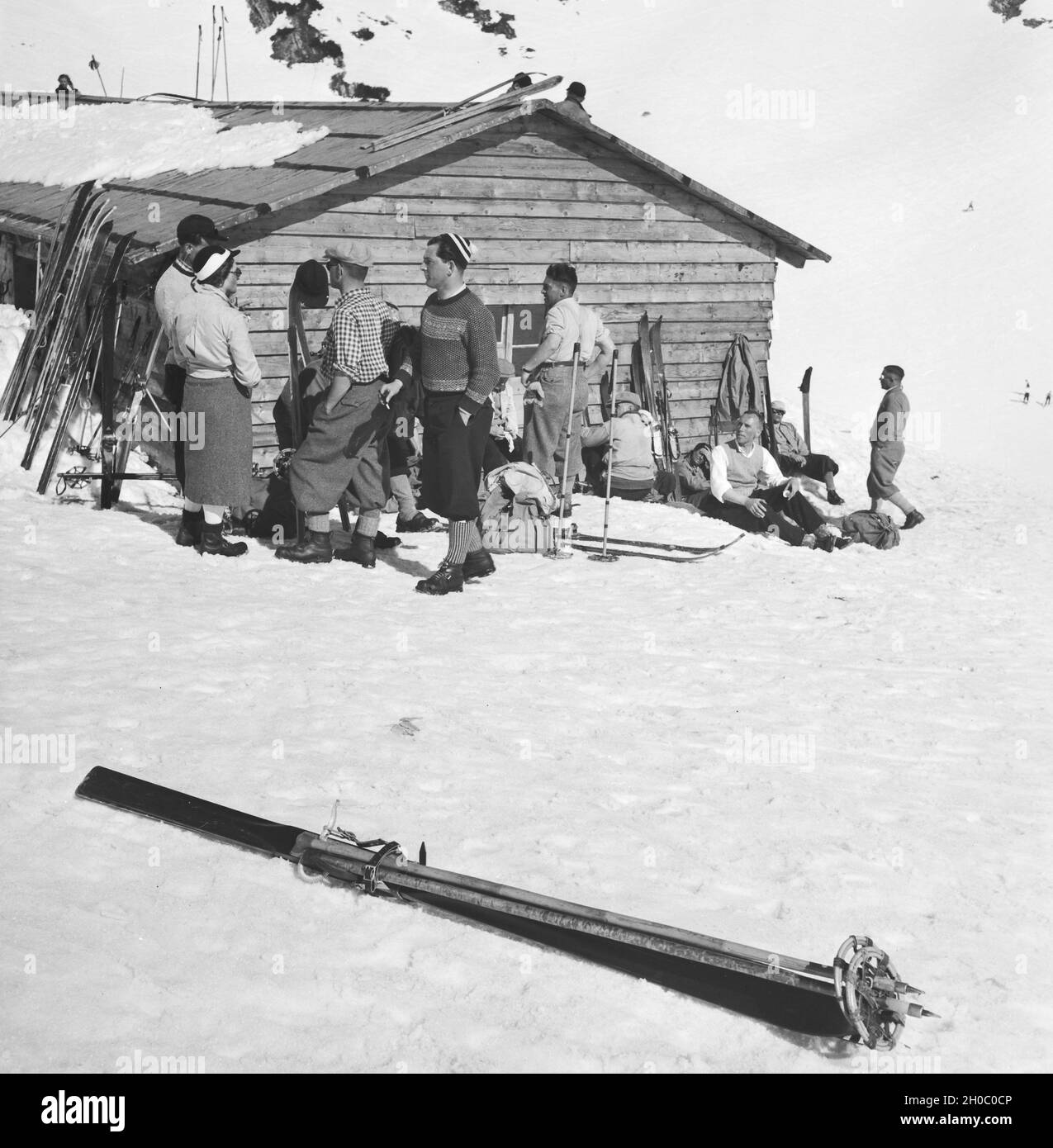 Ein Ausflug in ein Skigebiet in Bayern, Deutsches Reich 1930er Jahre. Un viaggio in una regione di sci in Baviera , Germania 1930s. Foto Stock