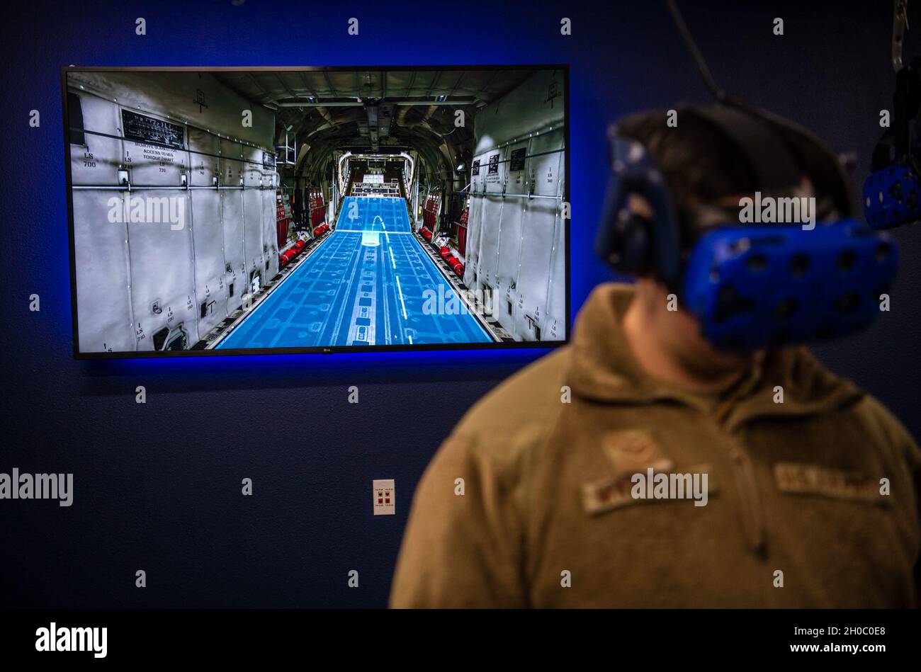 Senior Airman Ryan Marquez, 7° pompiere di ingegneria civile, si allena in un visore per realtà virtuale nel 317° laboratorio VR del Maintenance Group presso la Dyess Air Force base, Texas, 20 gennaio 2021. Anche se nelle prime fasi, esiste la possibilità per il reparto antincendio di ottenere i propri programmi virtuali personalizzati in base alle proprie esigenze di formazione. Foto Stock