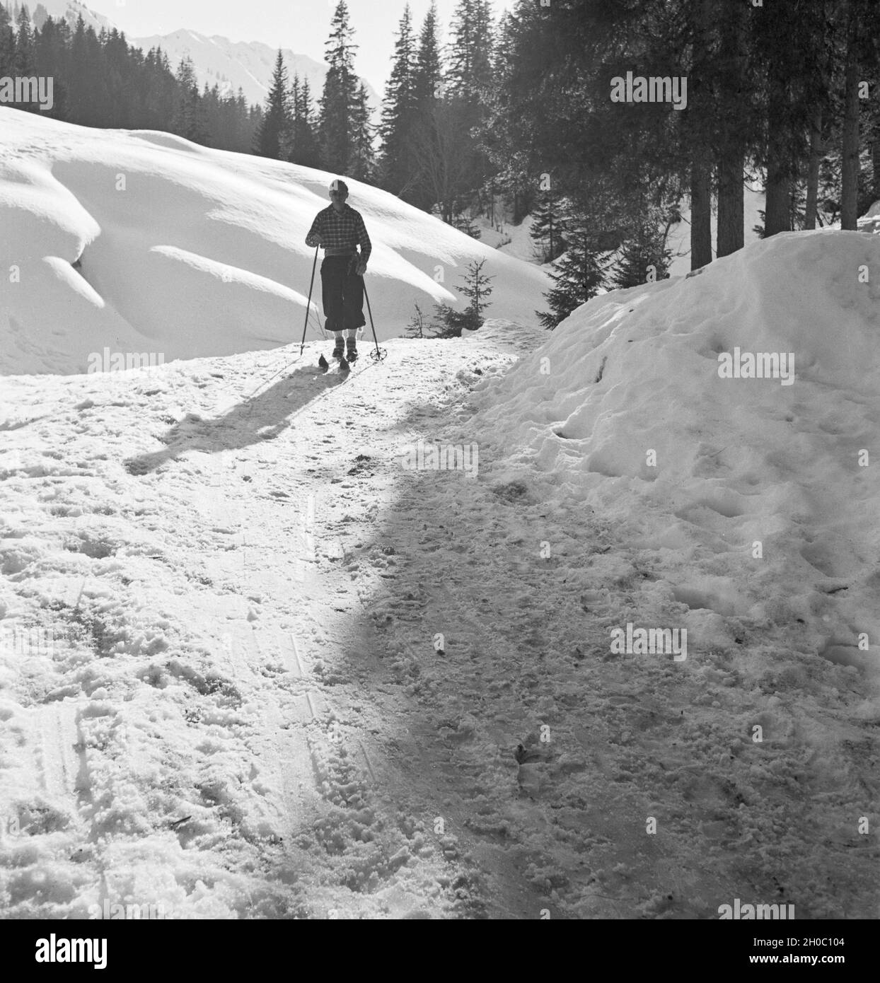 Ein Ausflug in ein Skigebiet in Bayern, Deutsches Reich 1930er Jahre. Un viaggio in una regione di sci in Baviera, Germania 1930s. Foto Stock