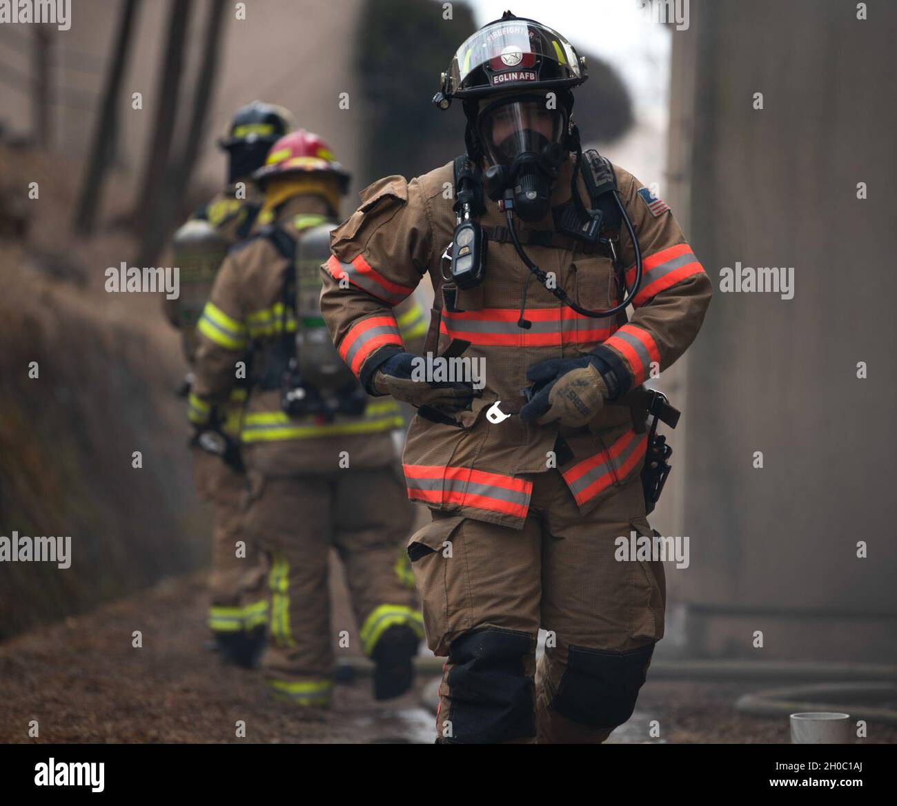 Julio Topete, 51st Civil Engineer Squadron Fire, dirigente militare statunitense dell'aviazione militare, parte da un addestramento controllato in caso di incendio, presso la base aerea di Osan, Corea del Sud, 21 gennaio 2021. Questo edificio è previsto per la demolizione in accordo con il Capo di Stato maggiore dell'Air Force Gen. Charles Q. Brown, Jr.'s Action Orders of "Accelerate Change or Lose. Foto Stock